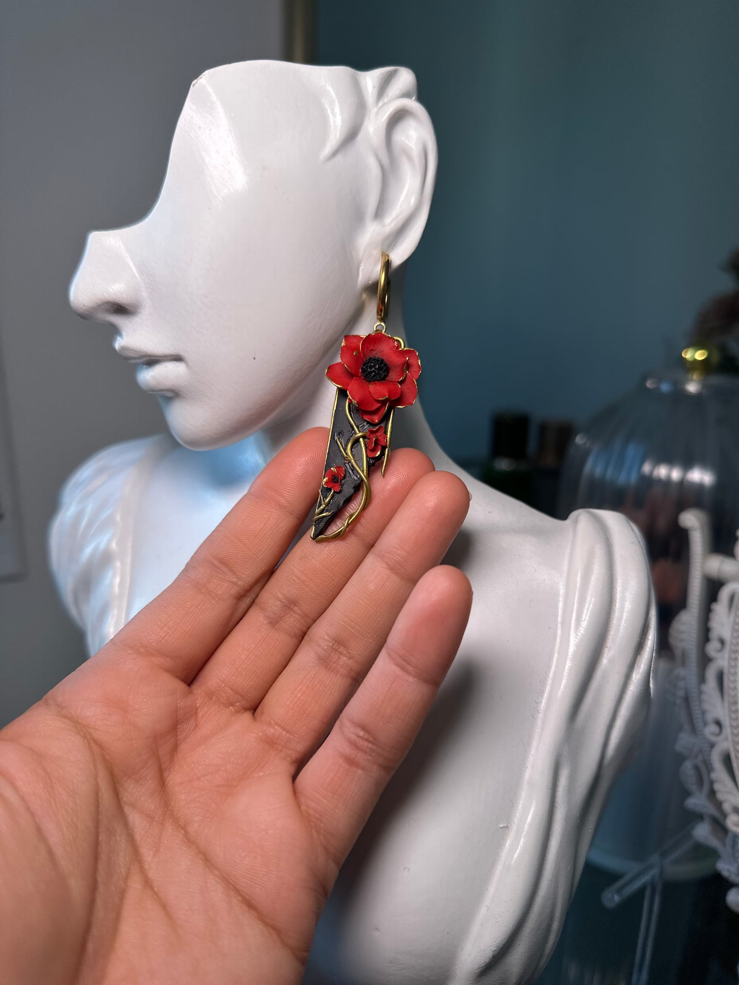I nostri Orecchini pendenti lunghi rose sono ispirati allo stile art nouveau e sono unici e insoliti. Lasciatevi conquistare dal loro fascino senza tempo e completate il vostro look con eleganza e originalità. Perfetti per esaltare la vostra personalità e distinguervi dalla massa.
Orecchini particolari
