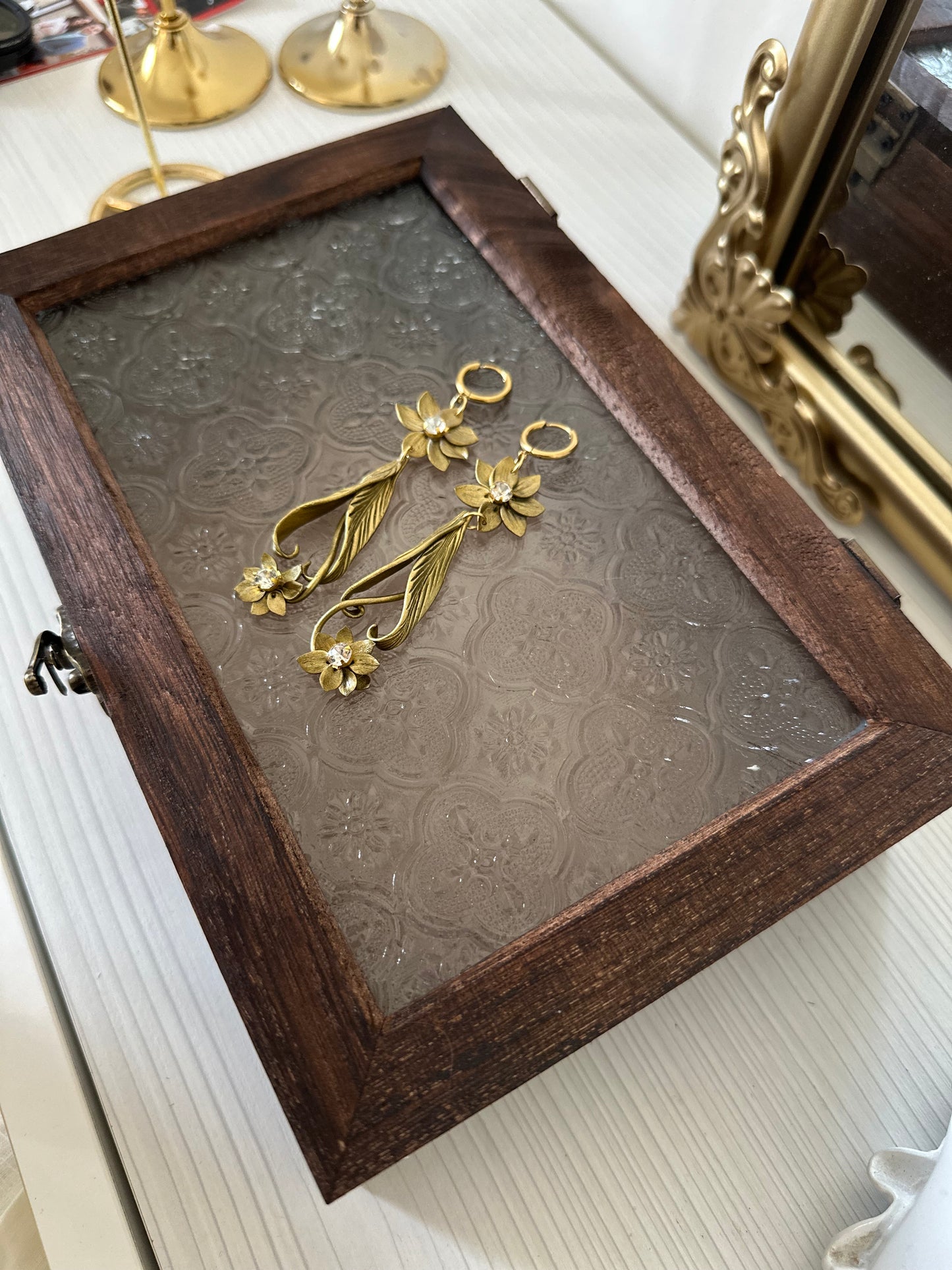 Elegant handmade earrings with a flowing floral design, created as timeless accessories for refined style.