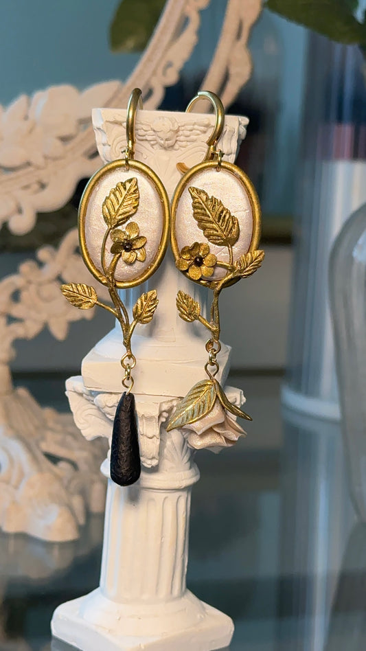 orecchini artigianali eleganti
	•	orecchini stile Art Nouveau
	•	orecchini fatti a mano unici
	•	accessori romantici in arcilla
	•	gioielli classici e raffinati
handmade elegant earrings
	•	Art Nouveau inspired earrings
	•	lightweight polymer clay earrings
	•	unique handcrafted jewelry
	•	romantic floral accessories
	•	timeless statement earrings
	•	delicate gold earrings
	•	nature inspired jewelry
	•	boho vintage earrings
	•	fine artisan earrings