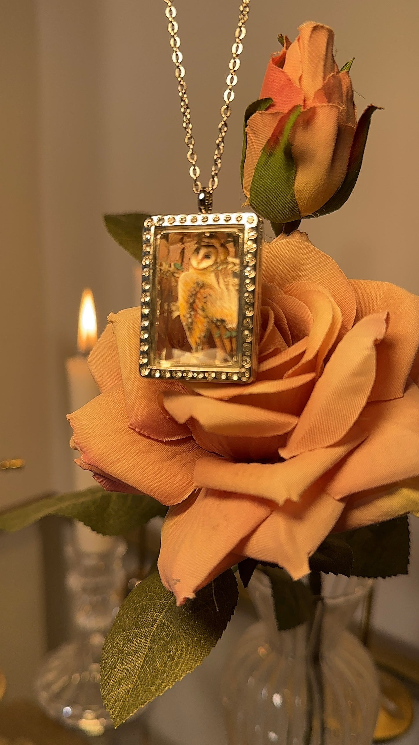 Questa collana elegante presenta un ciondolo unico fatto a mano in forma di barbagianni, che è una bellissima scultura in miniatura. Questo ciondolo in cammeo sarà sicuramente un ottimo elemento per ogni outfit. Aggiungi un tocco di grazia e originalità al tuo look con questa collana barbagianni fatta a mano.