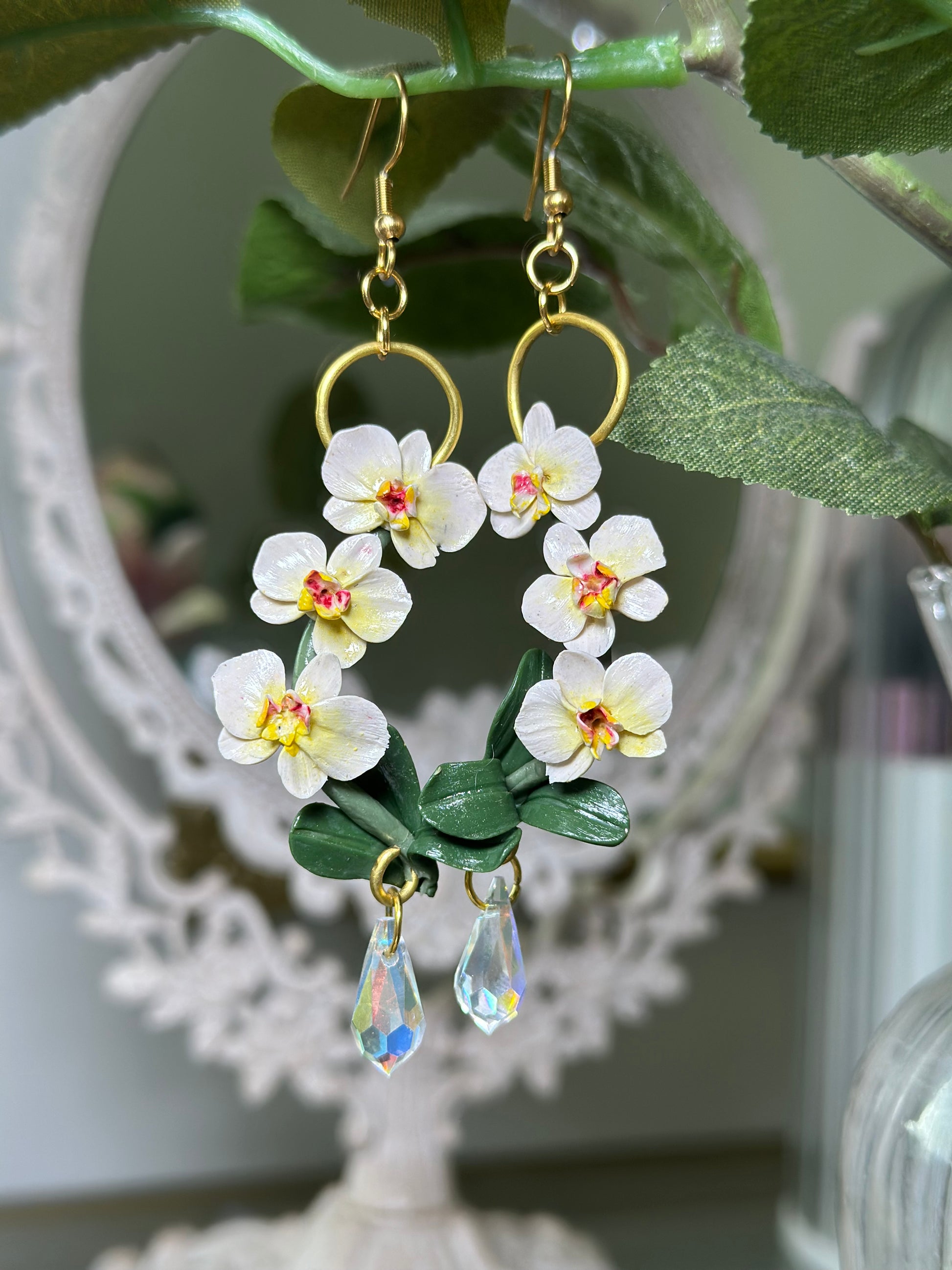 Orecchini in argilla polimerica con dettagli floreali e goccia arcobaleno – polymer clay orchid earrings with iridescent drop, elegant handmade earrings.