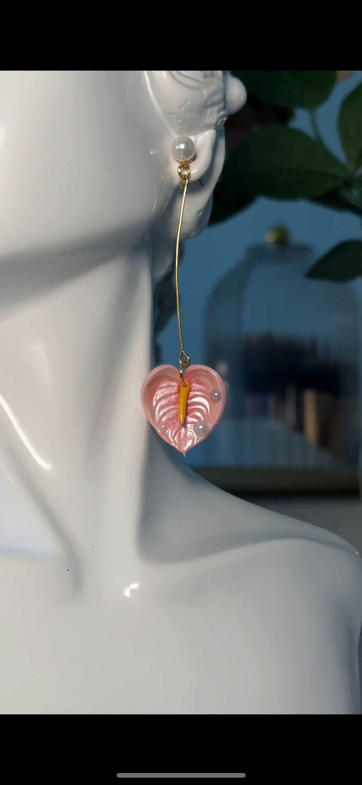 Orecchini artigianali con fiore di anthurium rosa perlato e perle, fatti a mano in pasta polimerica – Petali d’Estate collection.