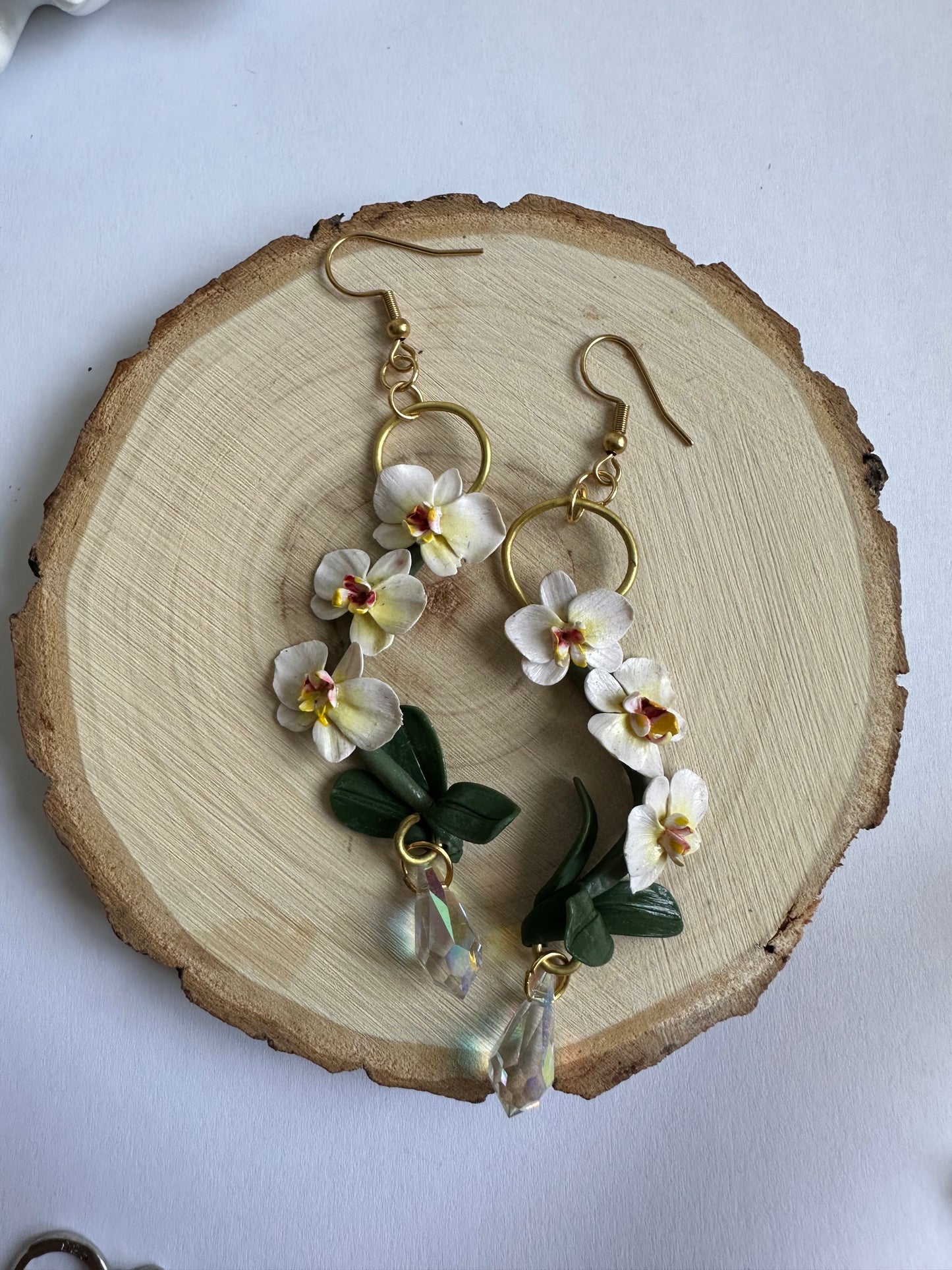 Orecchini con fiori modellati a mano e goccia luminosa – handmade flower earrings with crystal teardrop, botanical-inspired accessory.