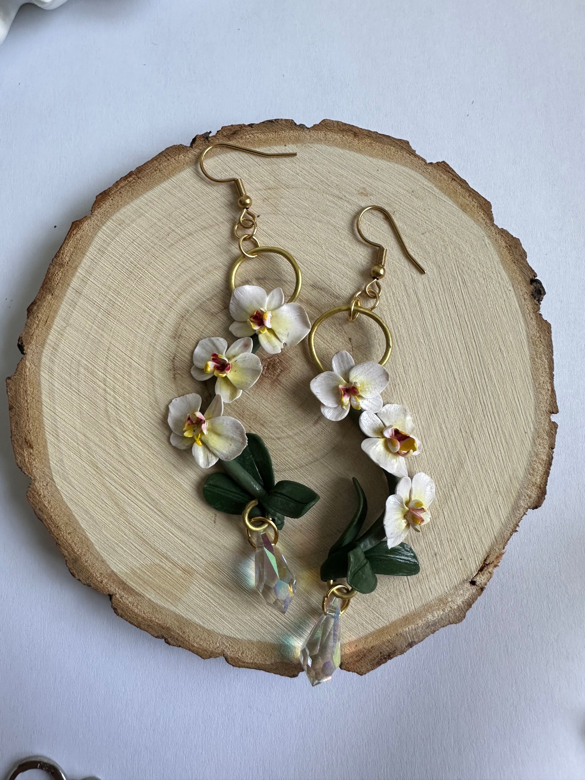 Orecchini con fiori modellati a mano e goccia luminosa – handmade flower earrings with crystal teardrop, botanical-inspired accessory.