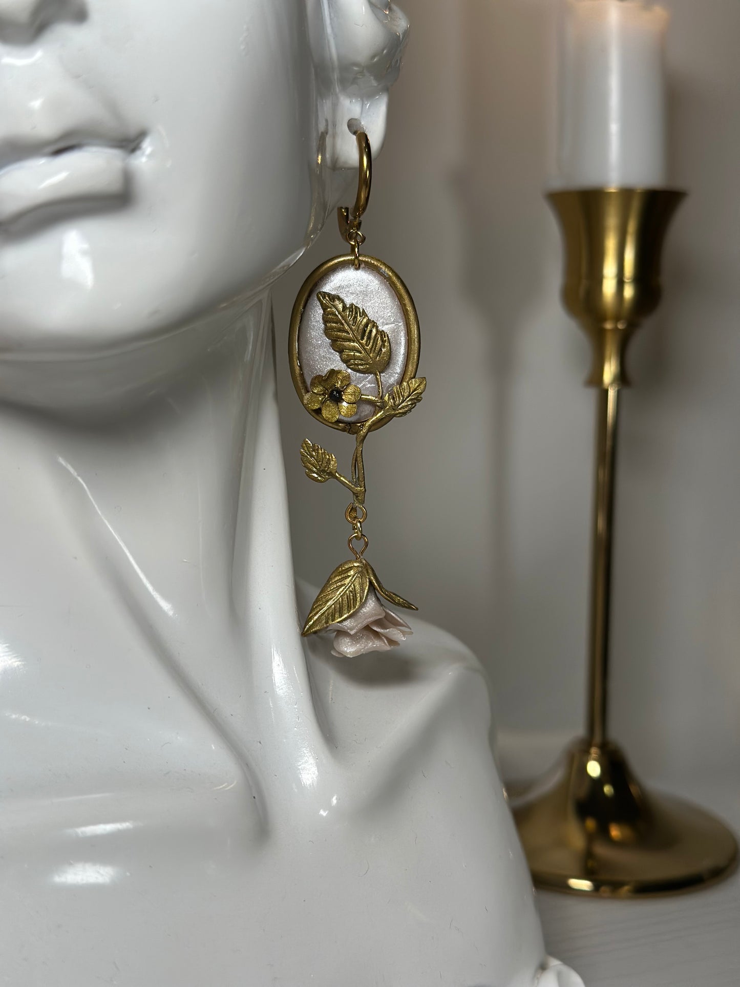 orecchini artigianali eleganti
	•	orecchini stile Art Nouveau
	•	orecchini fatti a mano unici
	•	accessori romantici in arcilla
	•	gioielli classici e raffinati
handmade elegant earrings
	•	Art Nouveau inspired earrings
	•	lightweight polymer clay earrings
	•	unique handcrafted jewelry
	•	romantic floral accessories
	•	timeless statement earrings
	•	delicate gold earrings
	•	nature inspired jewelry
	•	boho vintage earrings
	•	fine artisan earrings