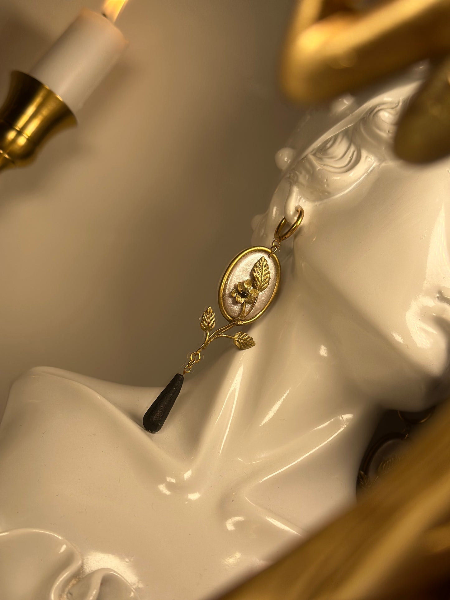 orecchini artigianali eleganti
	•	orecchini stile Art Nouveau
	•	orecchini fatti a mano unici
	•	accessori romantici in arcilla
	•	gioielli classici e raffinati
handmade elegant earrings
	•	Art Nouveau inspired earrings
	•	lightweight polymer clay earrings
	•	unique handcrafted jewelry
	•	romantic floral accessories
	•	timeless statement earrings
	•	delicate gold earrings
	•	nature inspired jewelry
	•	boho vintage earrings
	•	fine artisan earrings