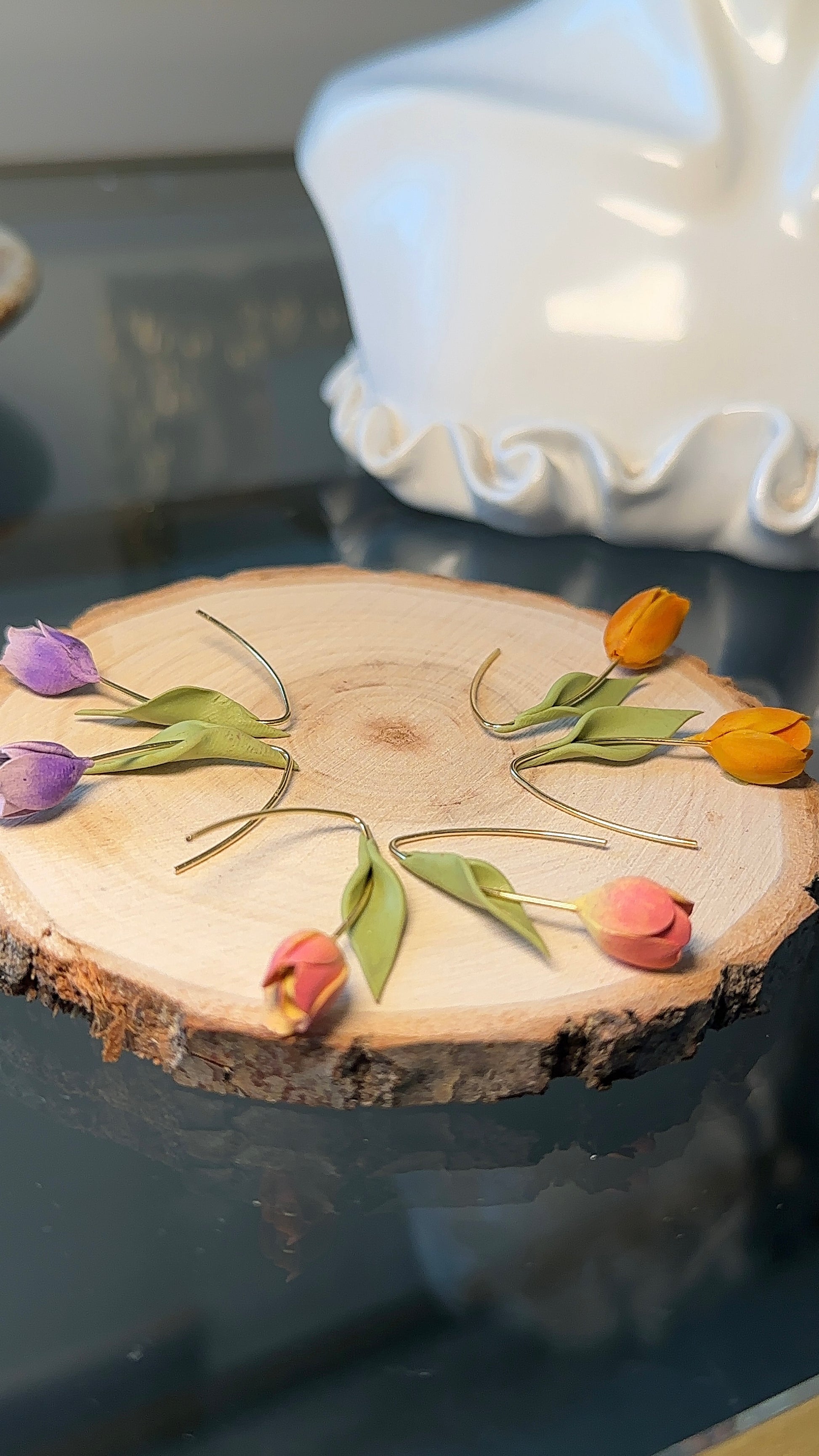 Orecchini artigianali a forma di tulipano, modellati a mano in pasta polimerica. Colore pastello, stile romantico.