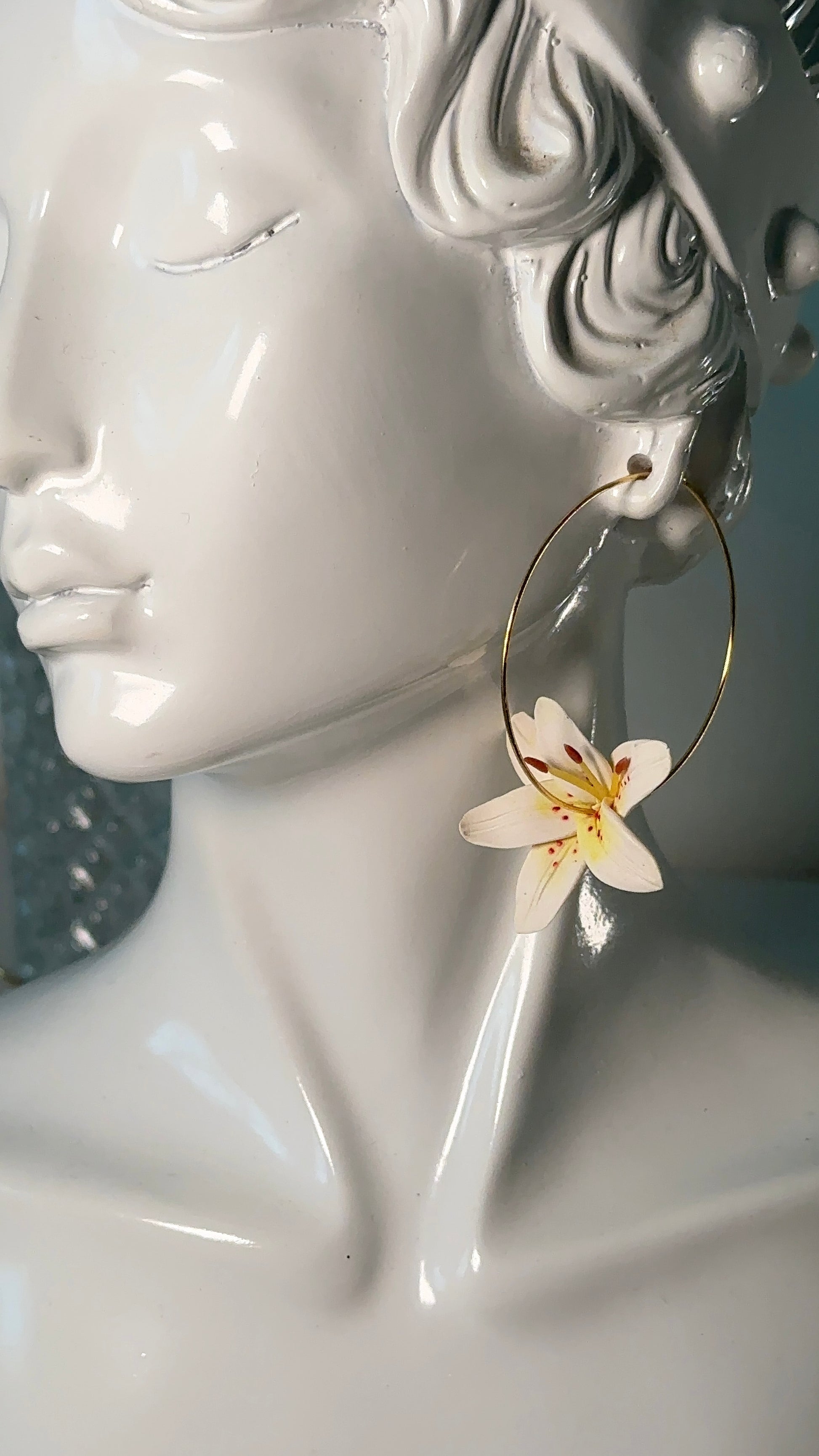 Delicati orecchini floreali fatti a mano, con gigli realistici su cerchio dorato. Design ispirato alla natura e alla femminilità.