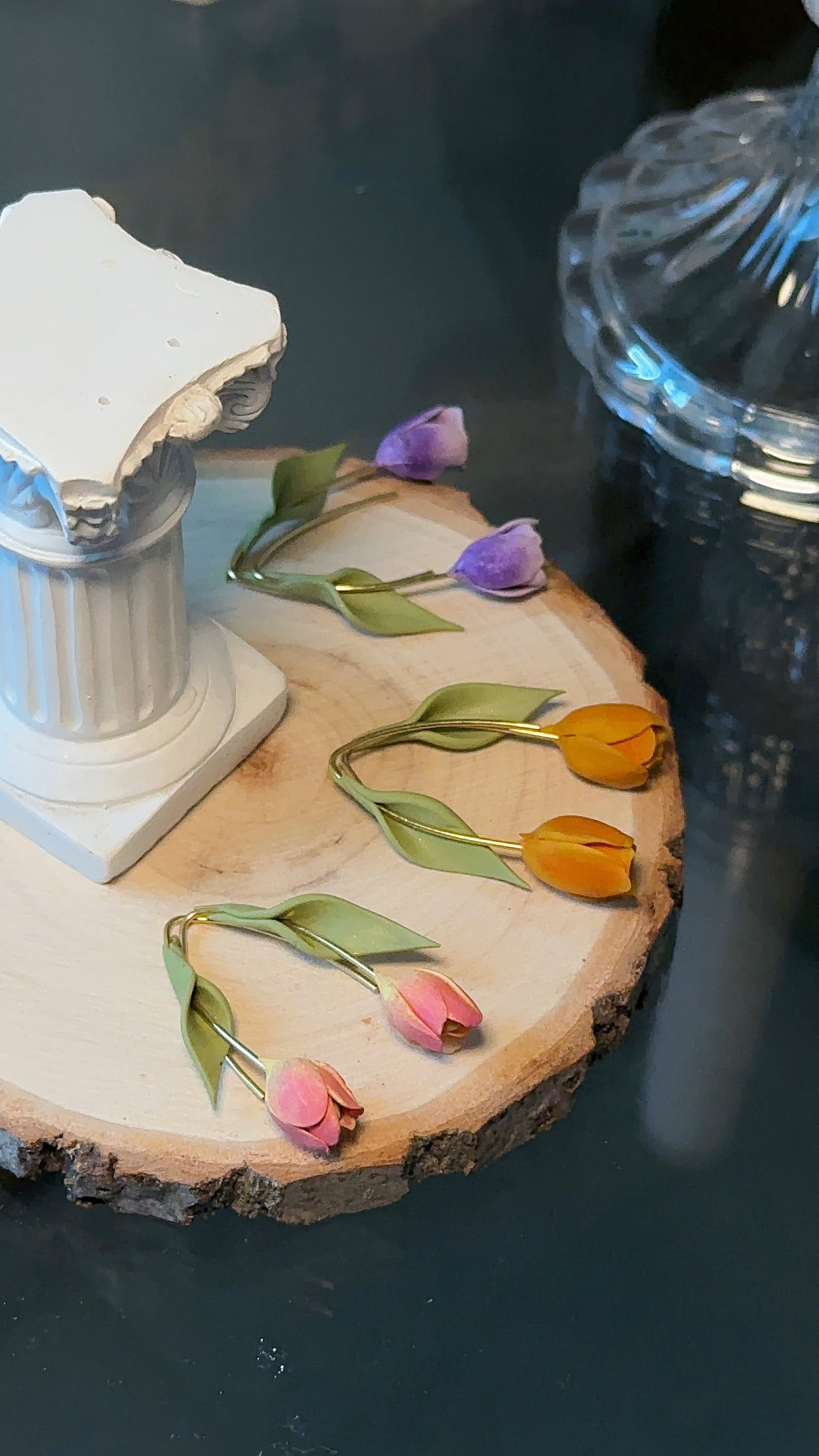 Orecchini floreali fatti a mano, con petali rosa cipria e ganci in acciaio inox.
