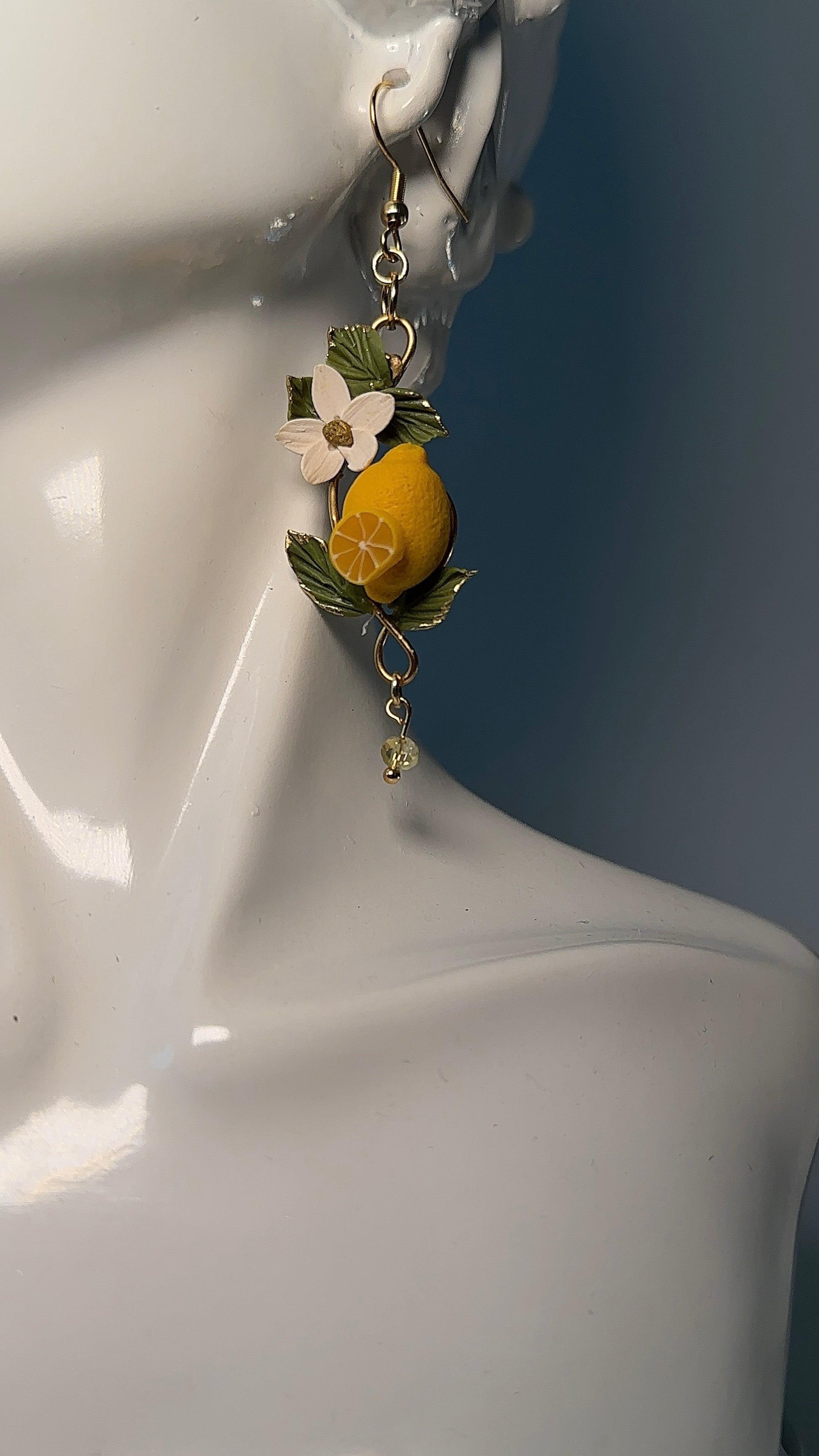 Orecchini asimmetrici al limone, realizzati a mano con pasta polimerica e acciaio inox. Design ispirato all’Art Nouveau e alla luce del Mediterraneo