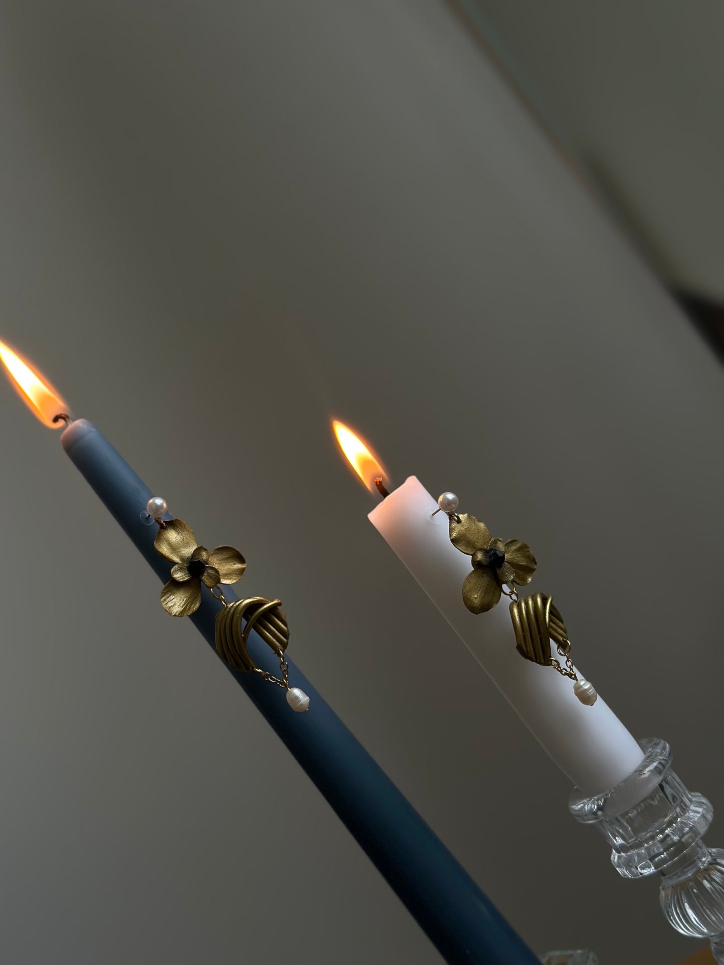 Questi orecchini pendenti lunghi Fiori d'oro sono perfetti per occasioni speciali. Il loro design unico ed elegante li rende adatti anche per la sposa. Con un tocco asimmetrico, questi orecchini particolari sono ideali per portare un pizzico di originalità al tuo look.
