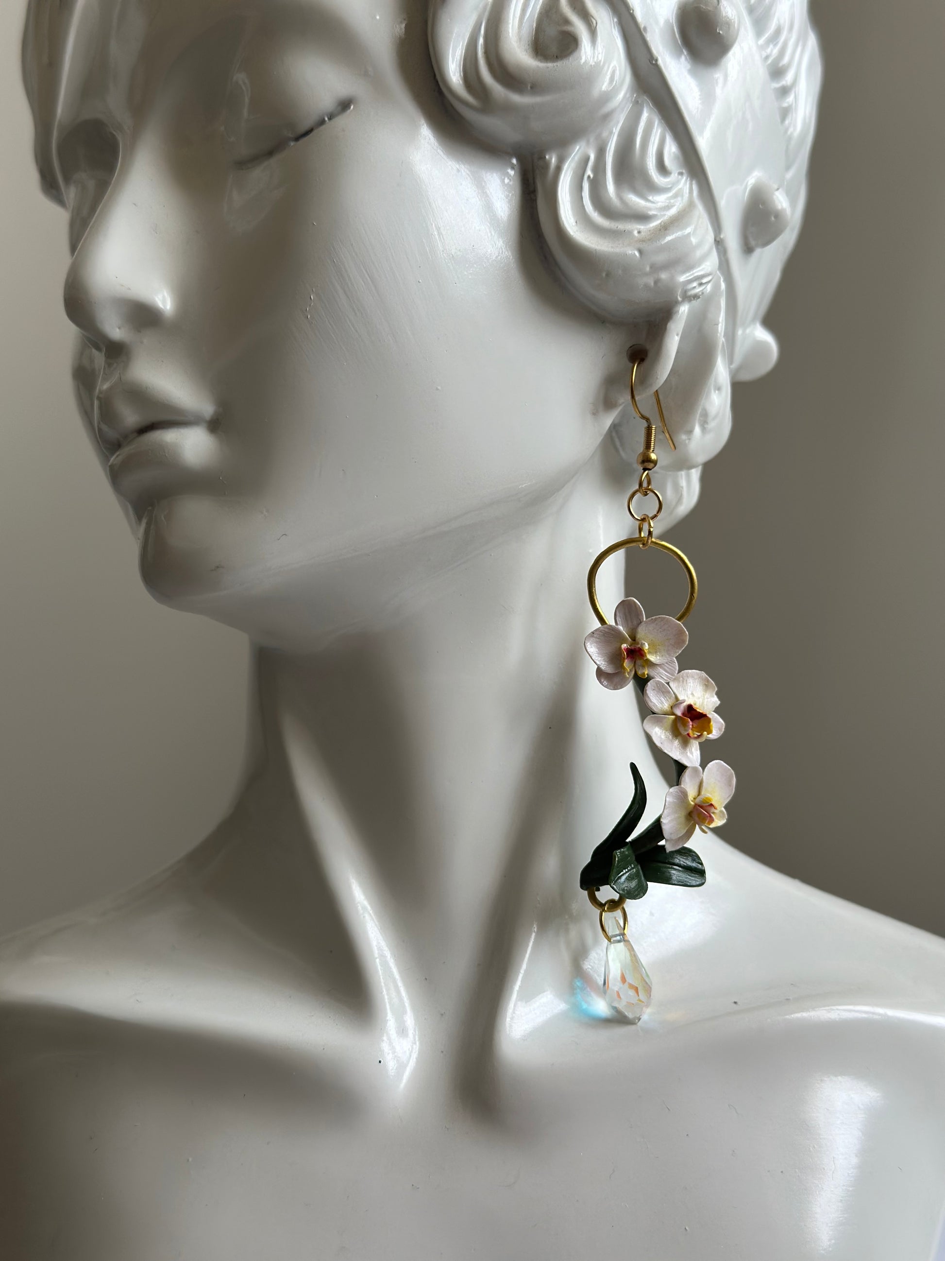 Gioielli artigianali con fiori di orchidea, foglie verdi e cristallo – handmade orchid jewelry with crystal drop, romantic and delicate earrings.