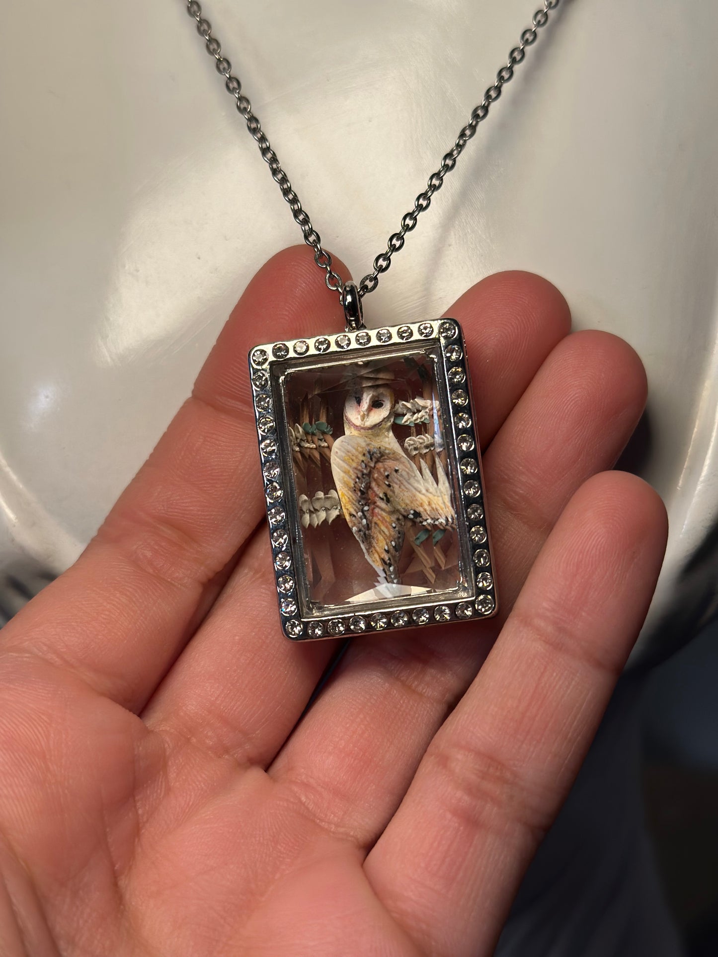 Questa collana elegante presenta un ciondolo unico fatto a mano in forma di barbagianni, che è una bellissima scultura in miniatura. Questo ciondolo in cammeo sarà sicuramente un ottimo elemento per ogni outfit. Aggiungi un tocco di grazia e originalità al tuo look con questa collana barbagianni fatta a mano.