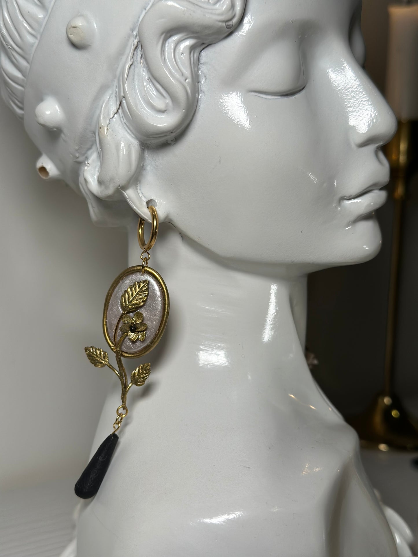 orecchini artigianali eleganti
	•	orecchini stile Art Nouveau
	•	orecchini fatti a mano unici
	•	accessori romantici in arcilla
	•	gioielli classici e raffinati
handmade elegant earrings
	•	Art Nouveau inspired earrings
	•	lightweight polymer clay earrings
	•	unique handcrafted jewelry
	•	romantic floral accessories
	•	timeless statement earrings
	•	delicate gold earrings
	•	nature inspired jewelry
	•	boho vintage earrings
	•	fine artisan earrings