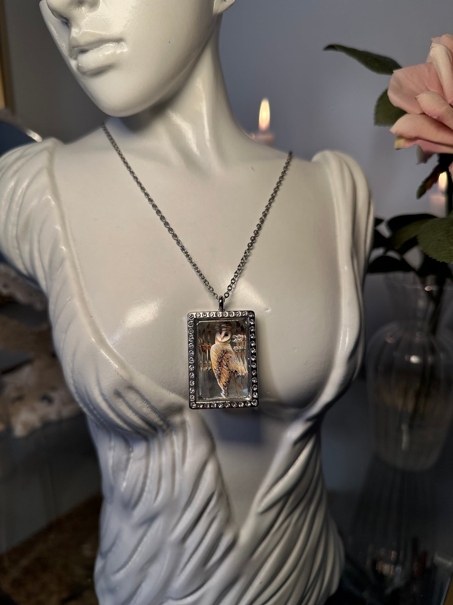 Questa collana elegante presenta un ciondolo unico fatto a mano in forma di barbagianni, che è una bellissima scultura in miniatura. Questo ciondolo in cammeo sarà sicuramente un ottimo elemento per ogni outfit. Aggiungi un tocco di grazia e originalità al tuo look con questa collana barbagianni fatta a mano.