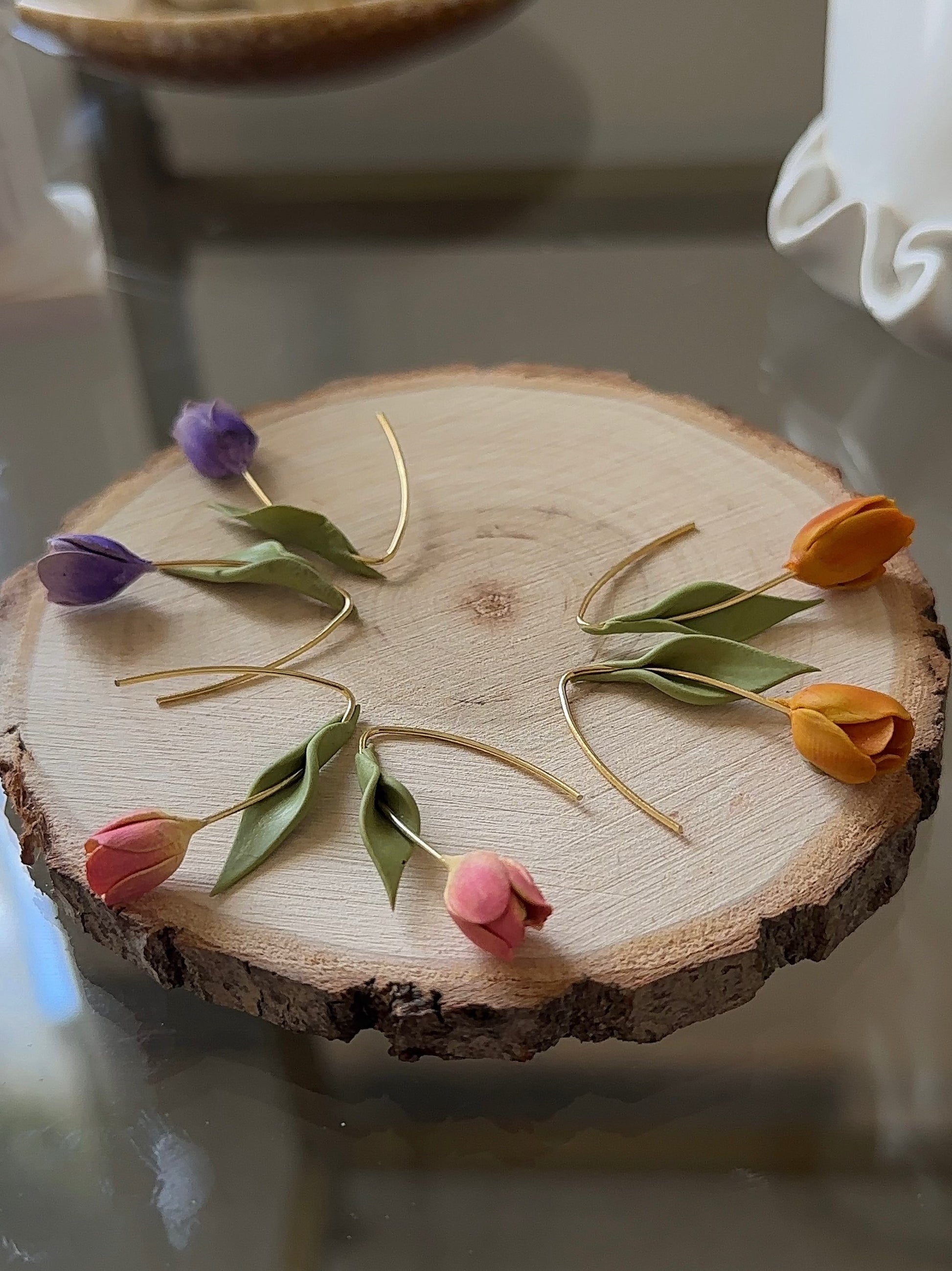 Dettaglio di orecchini a tulipano, delicati e femminili, perfetti per la primavera