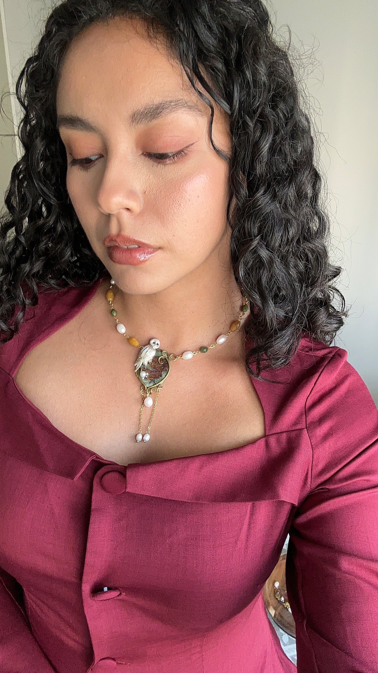 Silent Wisdom necklace – unique statement piece with hand-sculpted owl pendant and baroque pearls.
