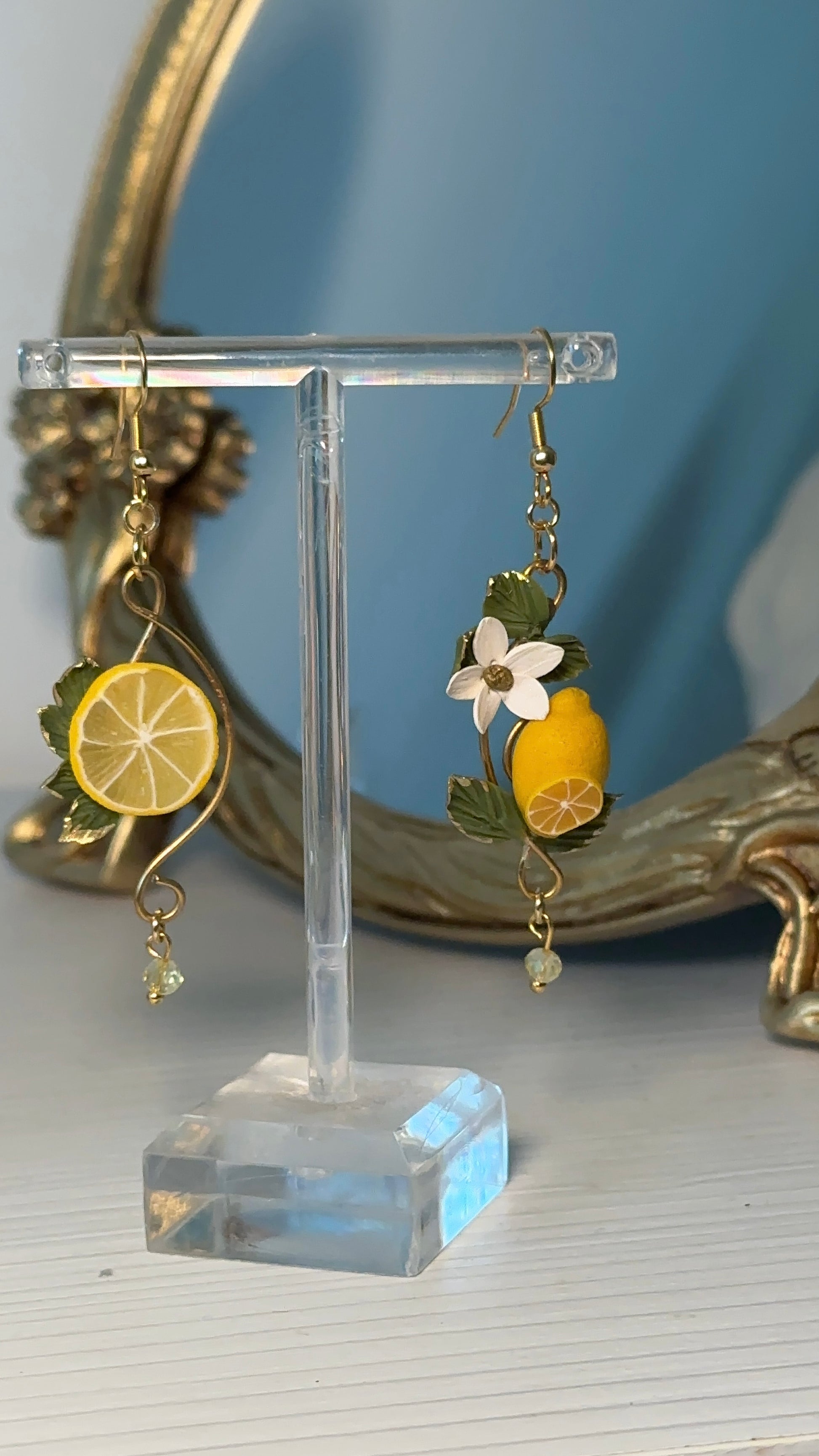 Orecchini artigianali al limone, stile Art Nouveau. Design asimmetrico realizzato in pasta polimerica e acciaio inox, ispirato ai colori e alla luce dell’estate mediterranea.