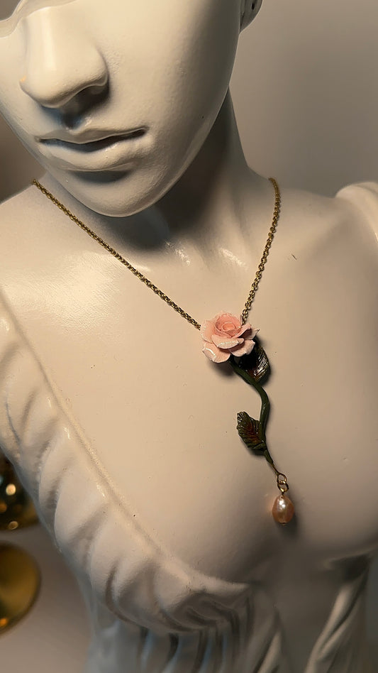 Collana floreale femminile con rosa scolpita a mano e ciondolo a goccia – stile elegante e raffinato