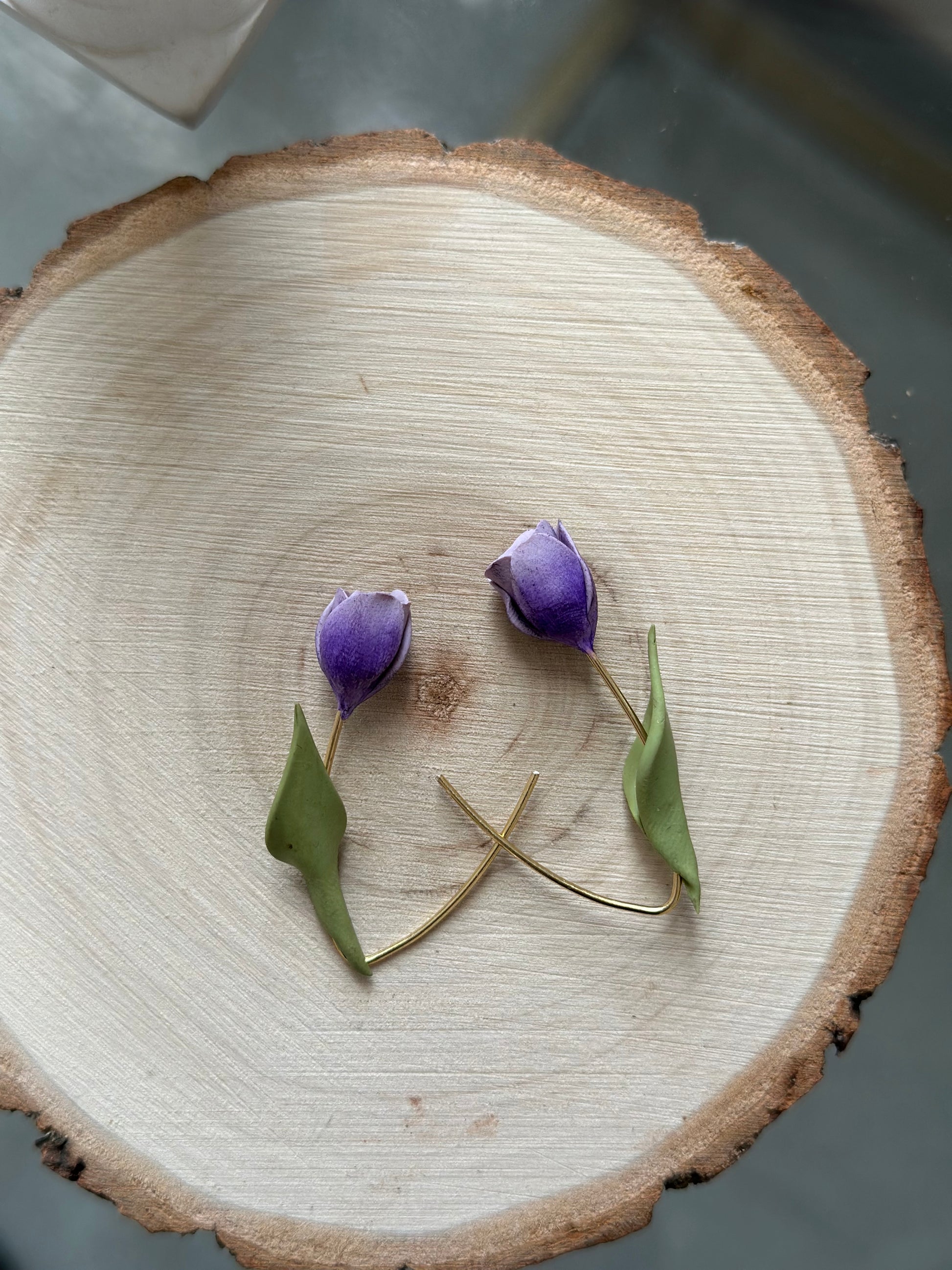 Orecchini primaverili ispirati ai tulipani: design poetico e leggero, ideale per ogni giorno