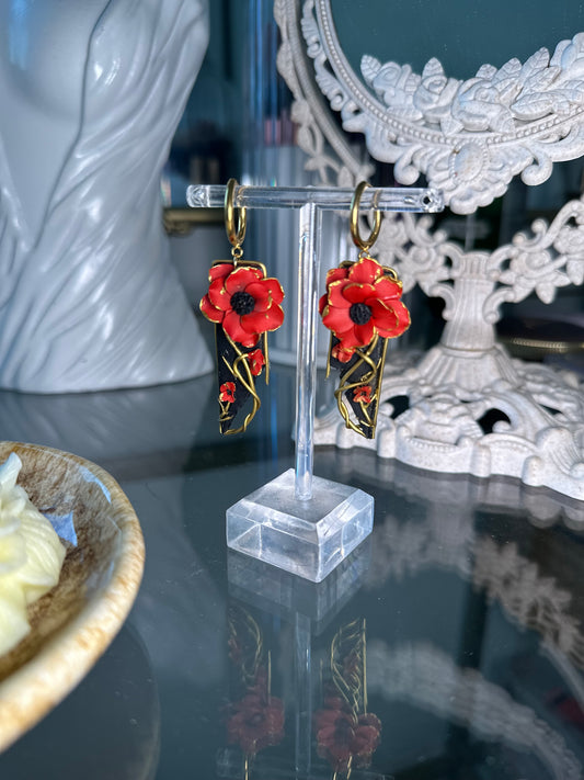 I nostri Orecchini pendenti lunghi rose sono ispirati allo stile art nouveau e sono unici e insoliti. Lasciatevi conquistare dal loro fascino senza tempo e completate il vostro look con eleganza e originalità. Perfetti per esaltare la vostra personalità e distinguervi dalla massa.
Orecchini particolari