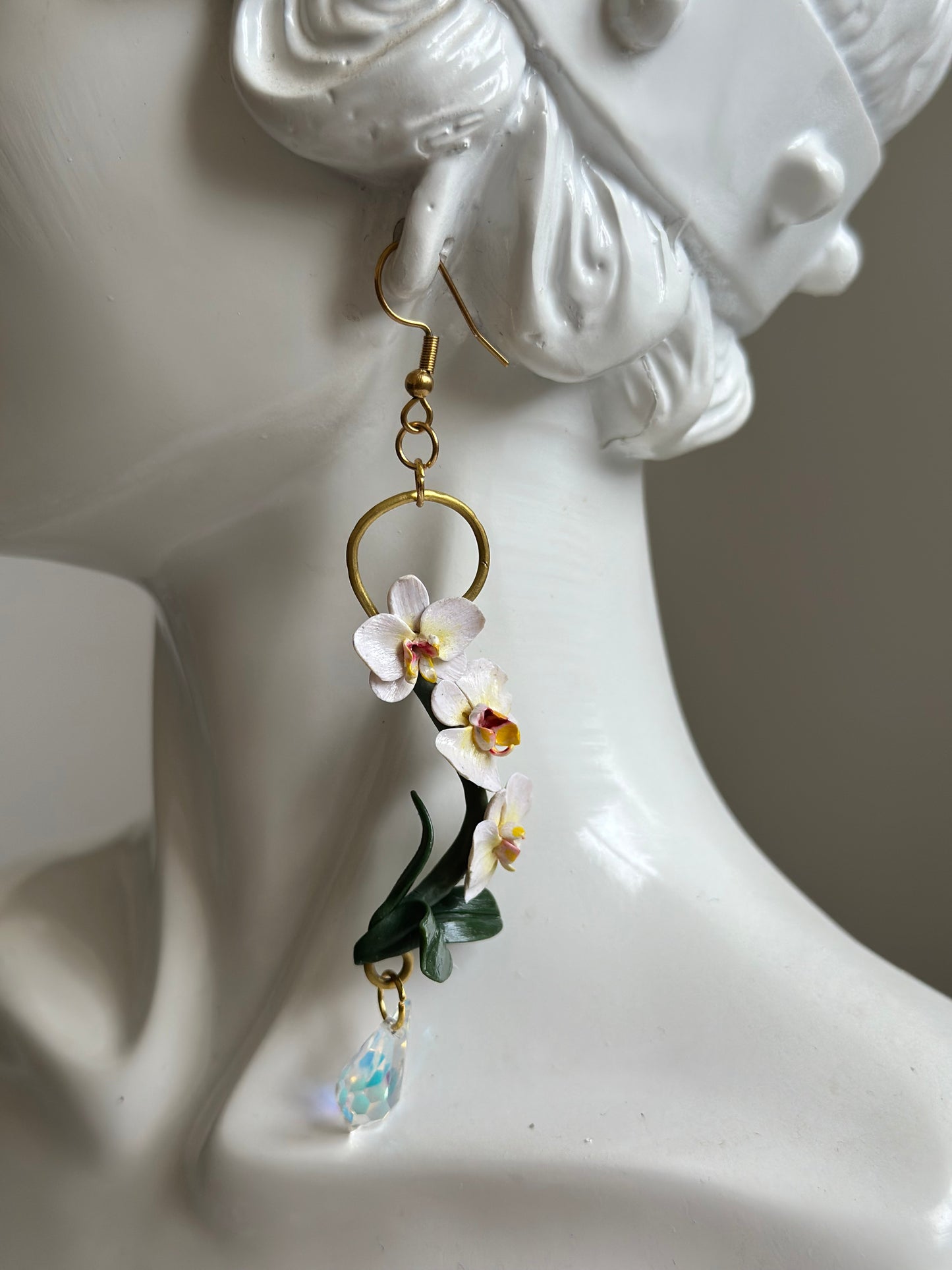 Bijoux floreali eleganti: orecchini pendenti con fiori realistici in argilla – elegant floral earrings in polymer clay, artisan jewelry gift for her.