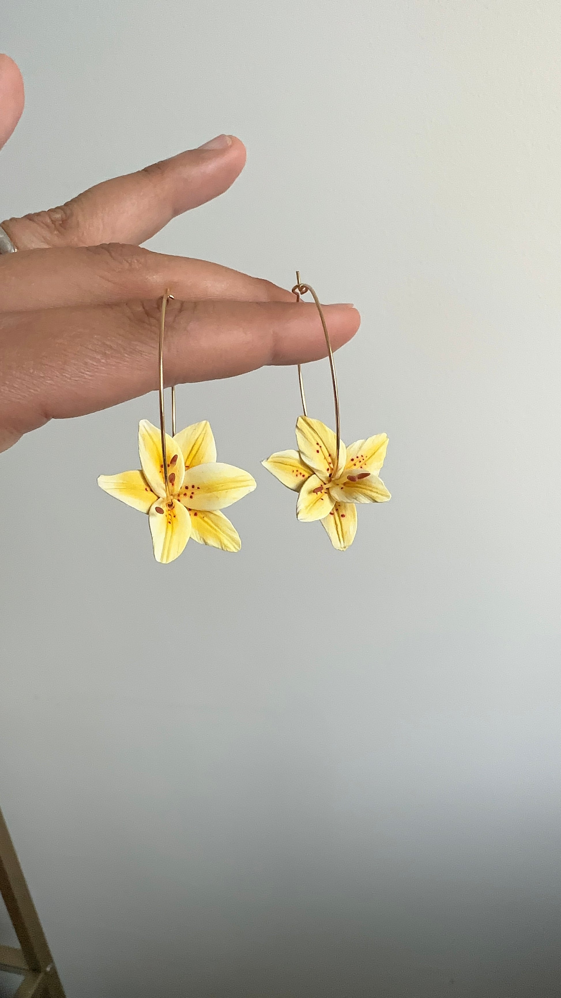 Artisan floral hoops with blooming lilies – soft textures and intricate petals, romantic accessory for everyday or special occasions.