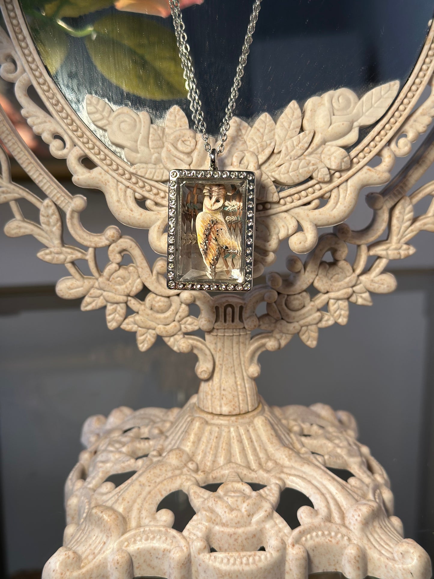 Questa collana elegante presenta un ciondolo unico fatto a mano in forma di barbagianni, che è una bellissima scultura in miniatura. Questo ciondolo in cammeo sarà sicuramente un ottimo elemento per ogni outfit. Aggiungi un tocco di grazia e originalità al tuo look con questa collana barbagianni fatta a mano.