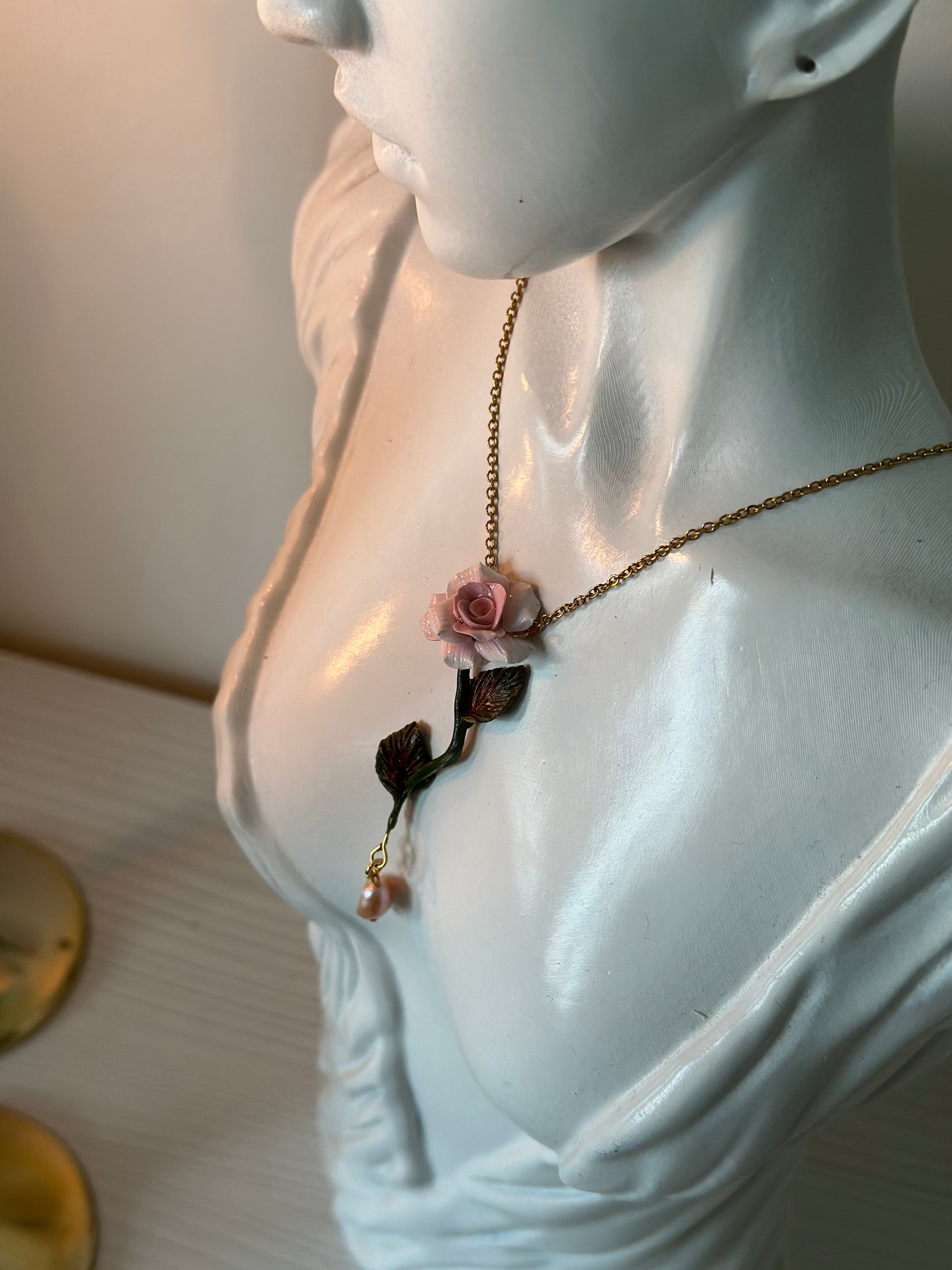 Collana artigianale con rosa rosa in pasta polimerica, foglie verdi e perla pendente – gioiello romantico fatto a mano