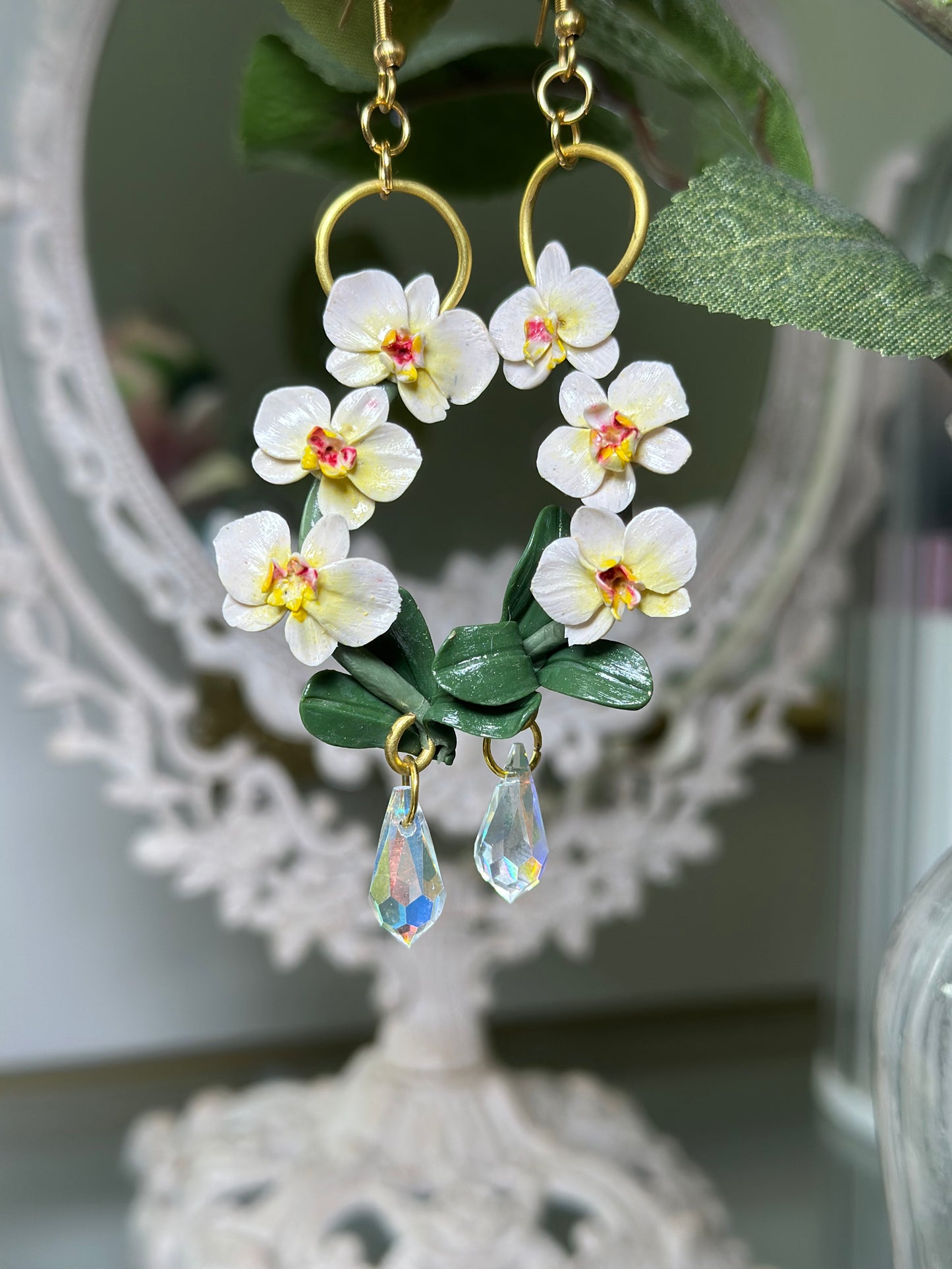 Accessorio floreale romantico: orecchini con fiori realistici e goccia lucente – handmade flower earrings with drop crystal, unique artisan gift