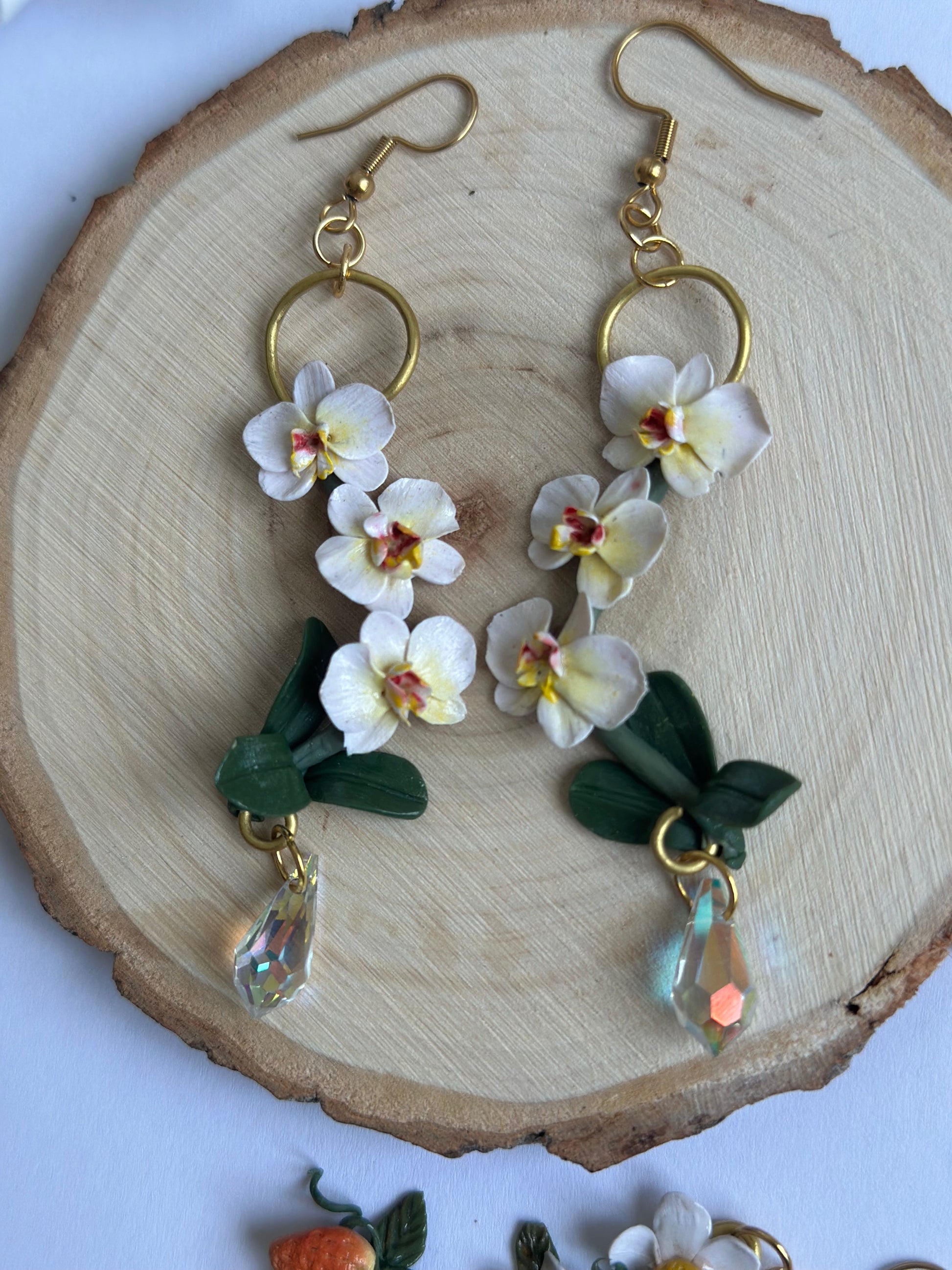 Orecchini pendenti fatti a mano in stile naturale, con orchidee e cristallo – handmade dangling earrings with orchid flowers, polymer clay botanical jewelry.