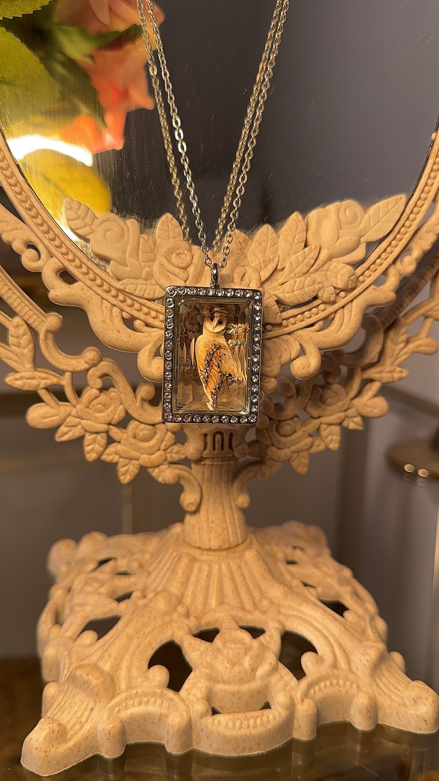Questa collana elegante presenta un ciondolo unico fatto a mano in forma di barbagianni, che è una bellissima scultura in miniatura. Questo ciondolo in cammeo sarà sicuramente un ottimo elemento per ogni outfit. Aggiungi un tocco di grazia e originalità al tuo look con questa collana barbagianni fatta a mano.