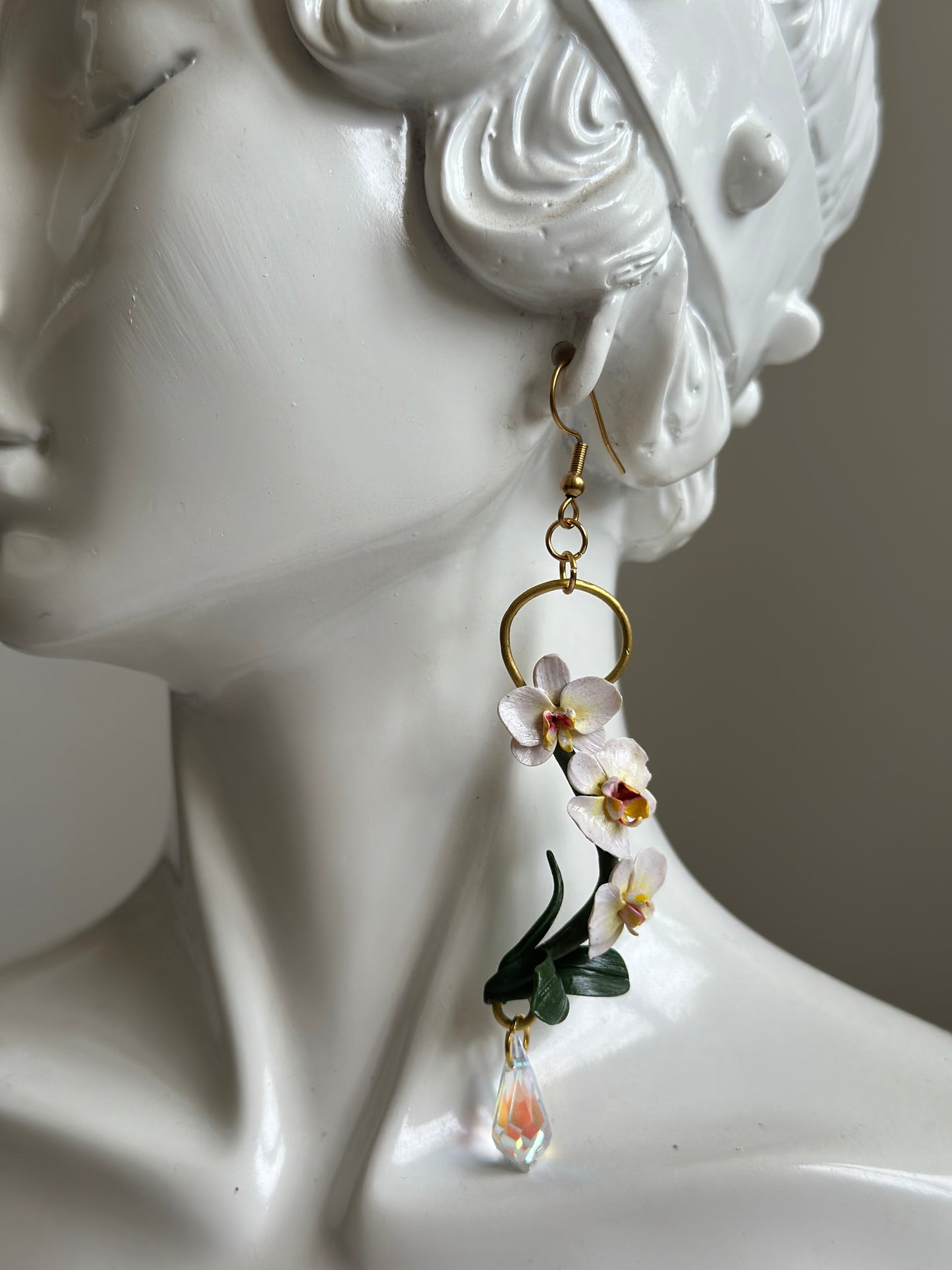 Gioielli femminili ispirati alla natura: orecchini con orchidee bianche – white orchid earrings handmade from polymer clay, floral statement jewelry.