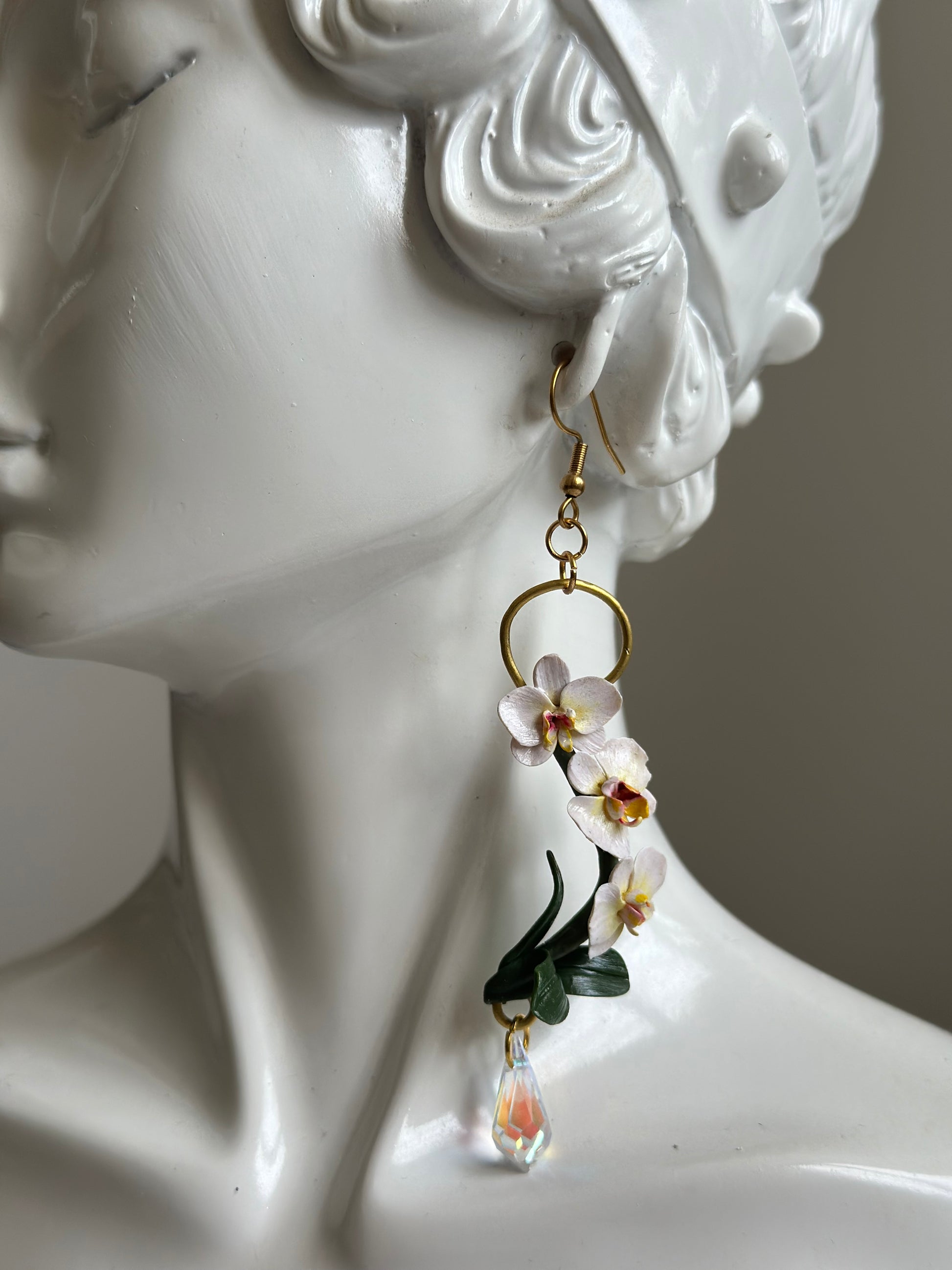 Gioielli femminili ispirati alla natura: orecchini con orchidee bianche – white orchid earrings handmade from polymer clay, floral statement jewelry.