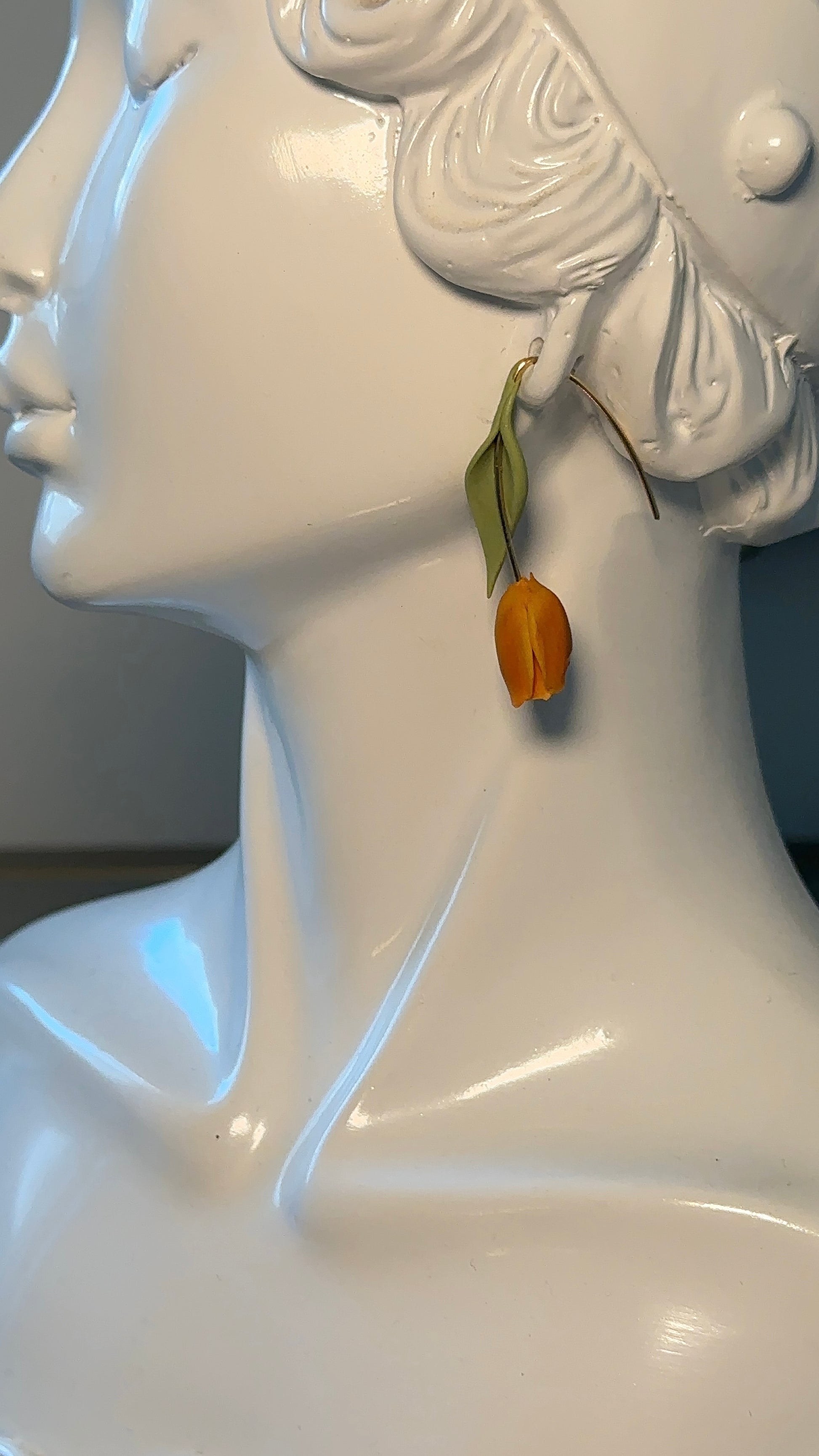 Lightweight floral earrings inspired by tulips – handmade with polymer clay and hypoallergenic metal.