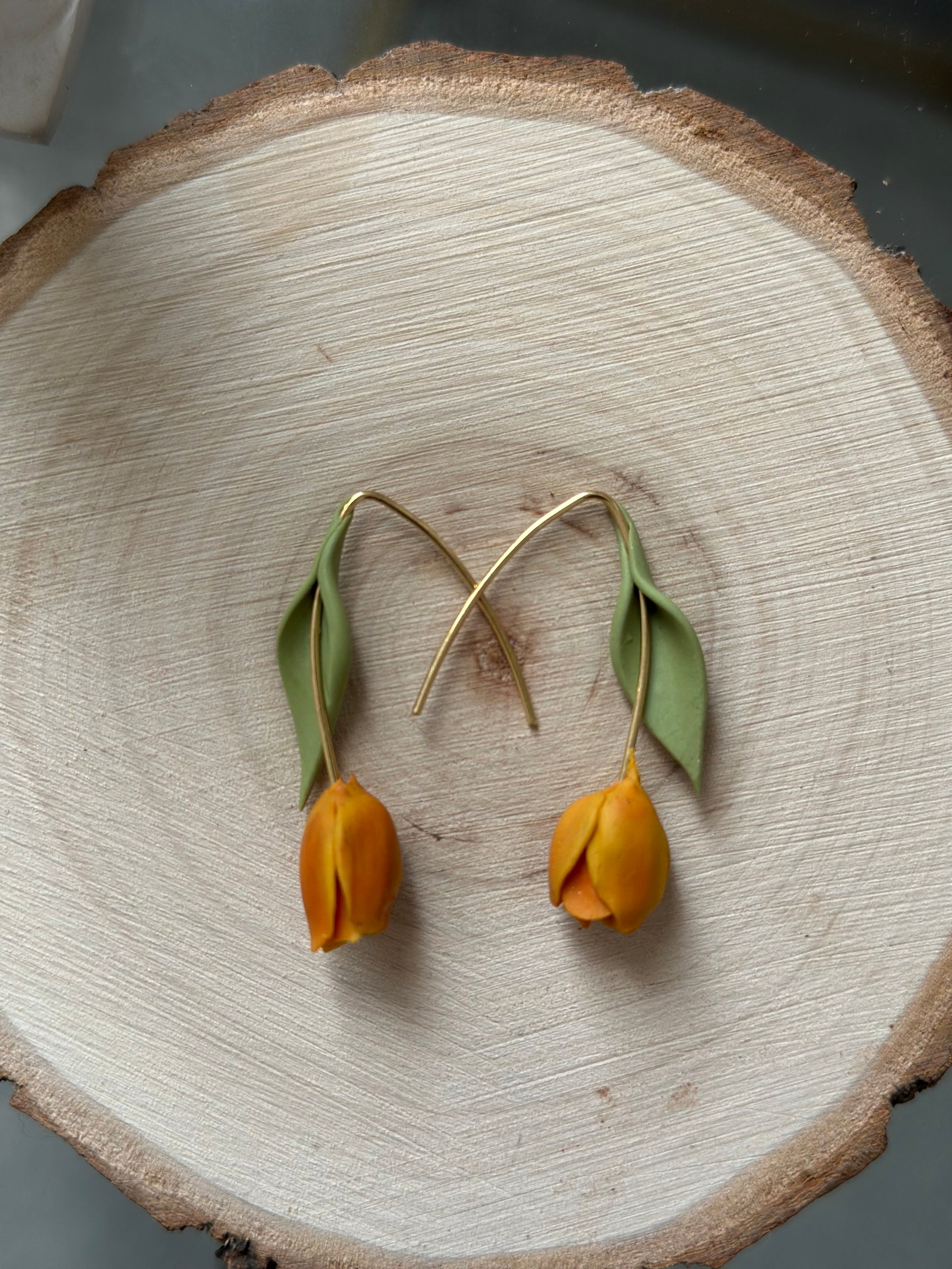 Vista ravvicinata di un tulipano scolpito in miniatura: gioiello leggero ed elegante da indossare.