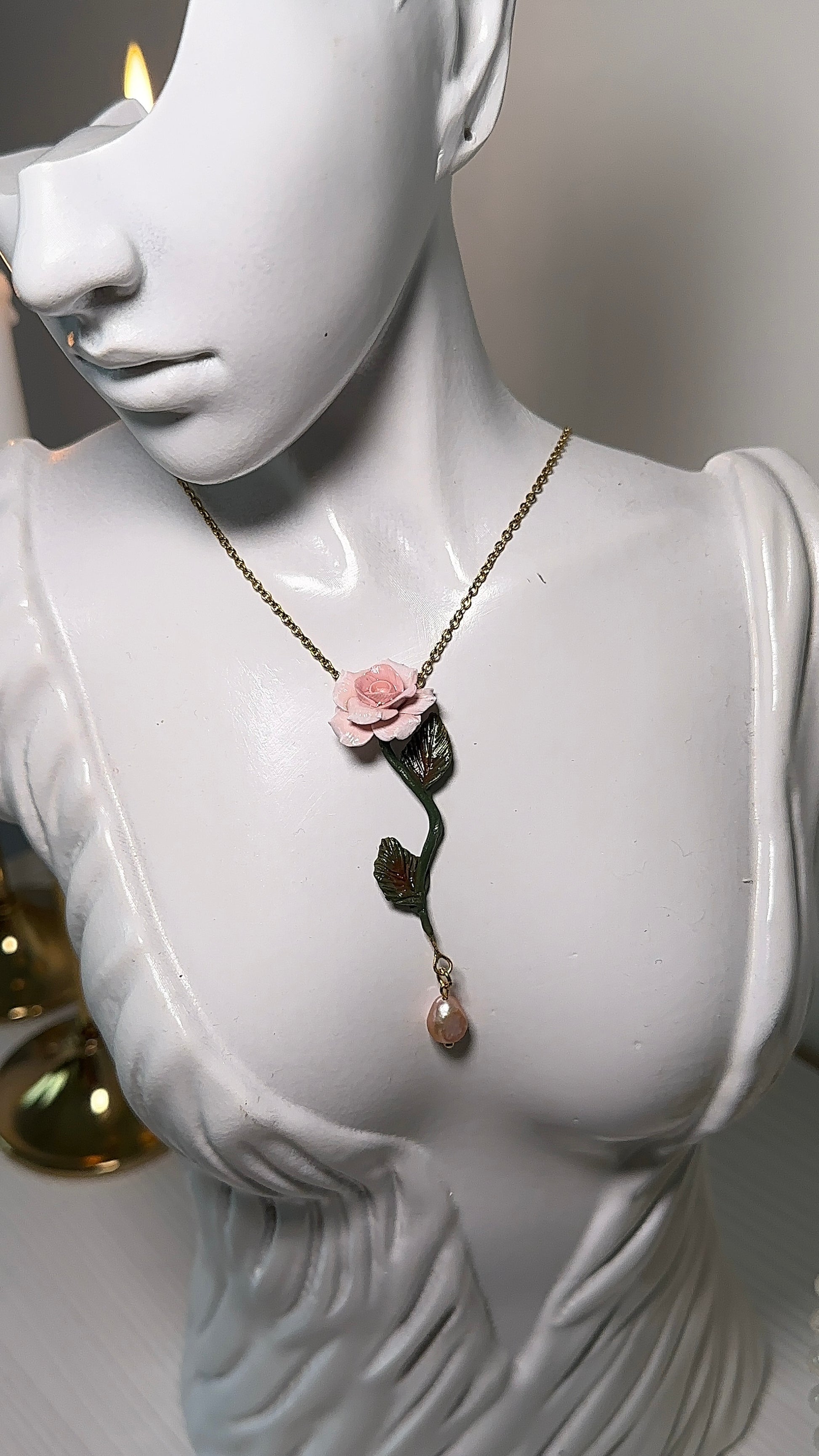 Delicate clay rose necklace with vintage style gold chain and botanical detail – romantic handmade accessory