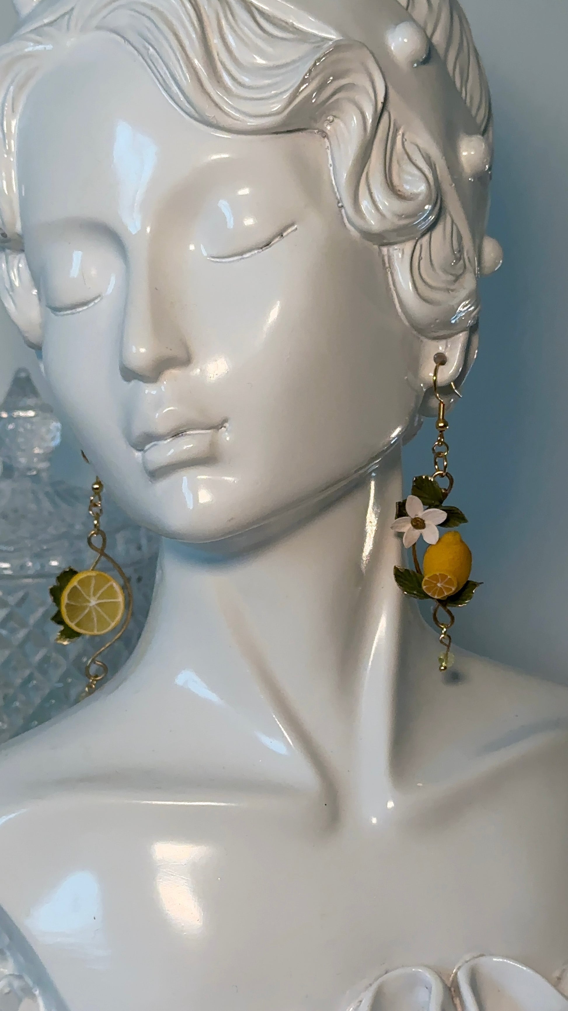 Asymmetrical handmade earrings shaped like lemons – polymer clay and stainless steel, light and elegant. Summer accessory inspired by nature.
