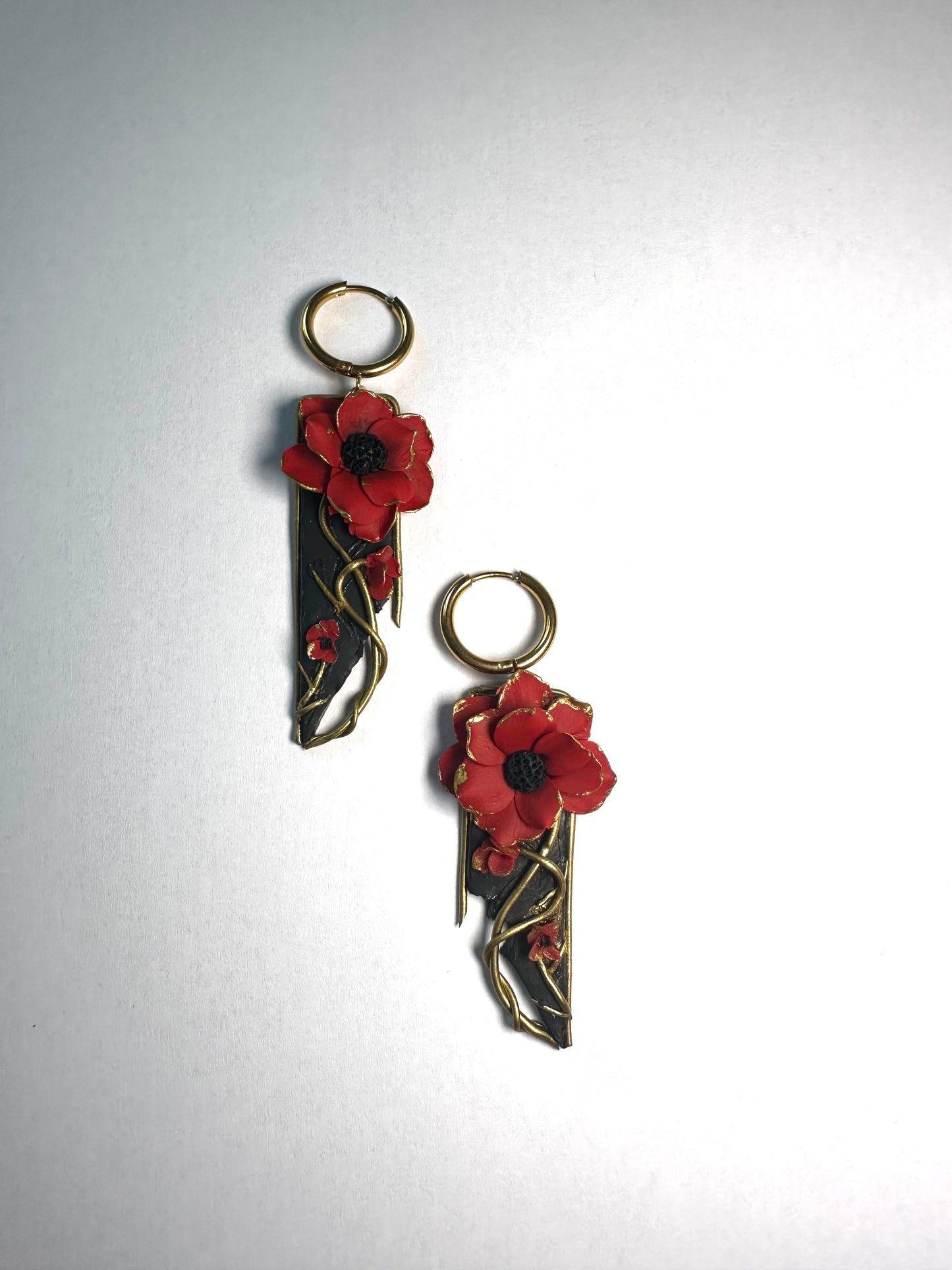 I nostri Orecchini pendenti lunghi rose sono ispirati allo stile art nouveau e sono unici e insoliti. Lasciatevi conquistare dal loro fascino senza tempo e completate il vostro look con eleganza e originalità. Perfetti per esaltare la vostra personalità e distinguervi dalla massa.
Orecchini particolari