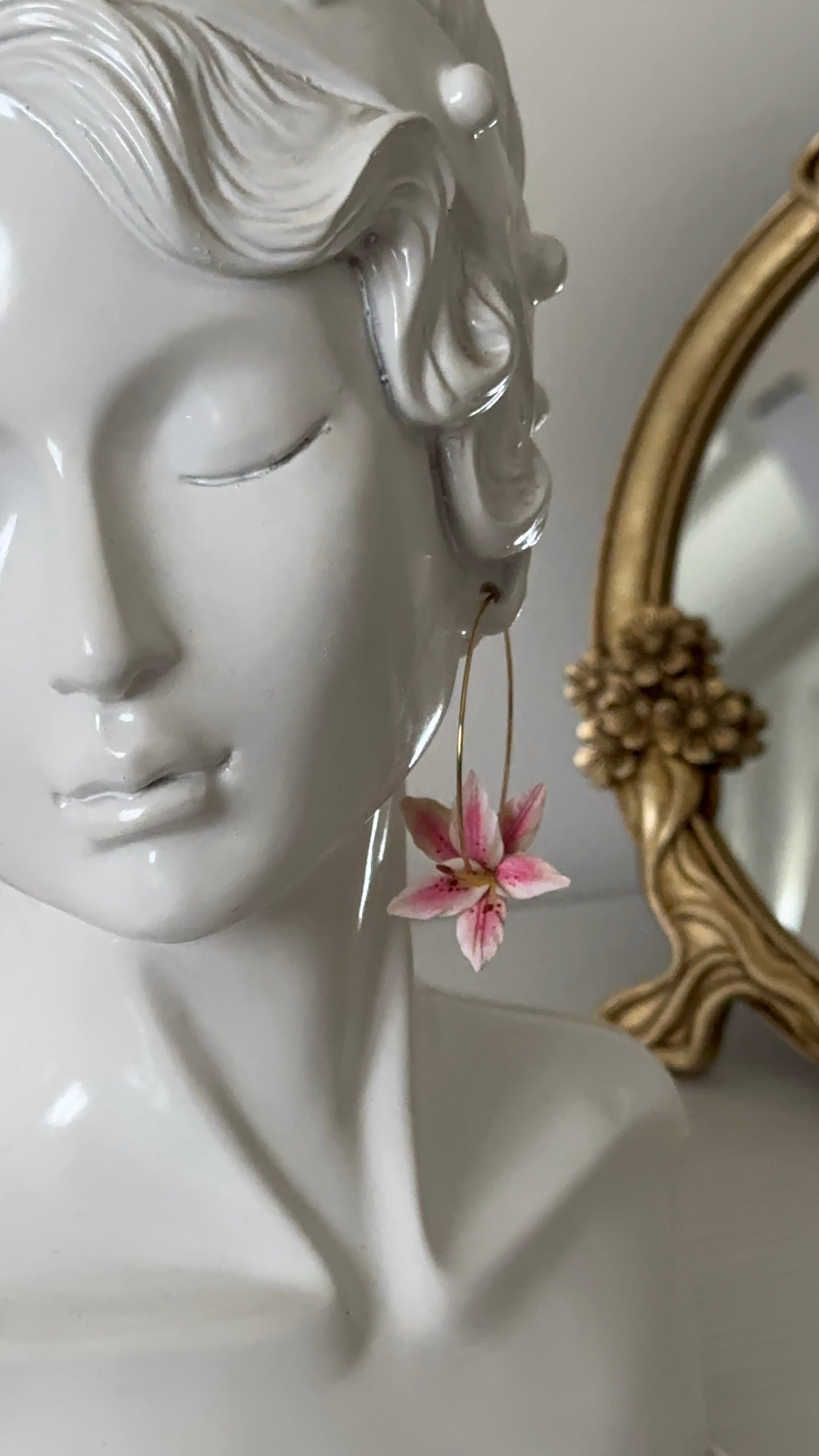 Elegant hoop earrings with handcrafted lilies – inspired by nature’s purity and feminine strength. Lightweight floral design in polymer clay.