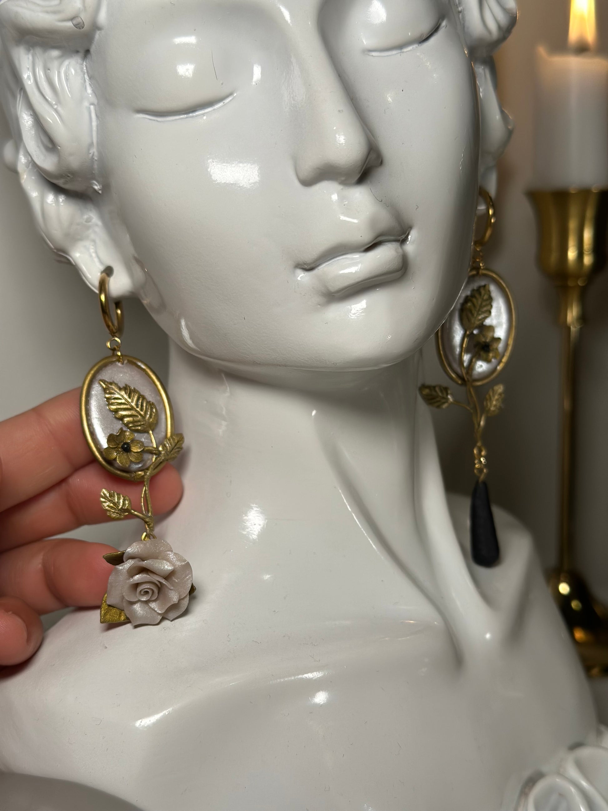orecchini artigianali eleganti
	•	orecchini stile Art Nouveau
	•	orecchini fatti a mano unici
	•	accessori romantici in arcilla
	•	gioielli classici e raffinati
handmade elegant earrings
	•	Art Nouveau inspired earrings
	•	lightweight polymer clay earrings
	•	unique handcrafted jewelry
	•	romantic floral accessories
	•	timeless statement earrings
	•	delicate gold earrings
	•	nature inspired jewelry
	•	boho vintage earrings
	•	fine artisan earrings