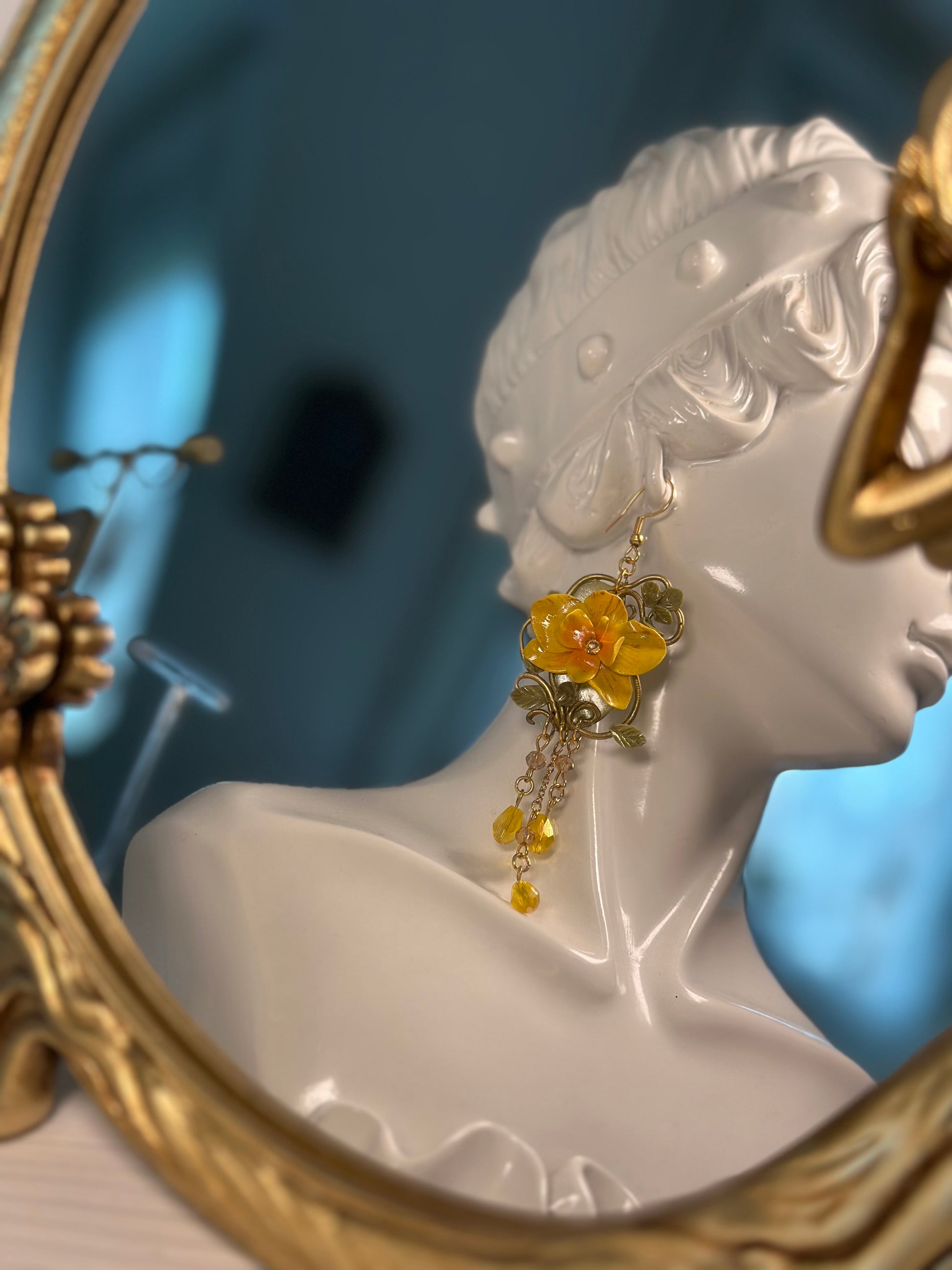 Elegant asymmetrical earring with yellow orchid flower, handmade in polymer clay and stainless steel, inspired by nature and feminine beauty – Petali d’Estate collection.