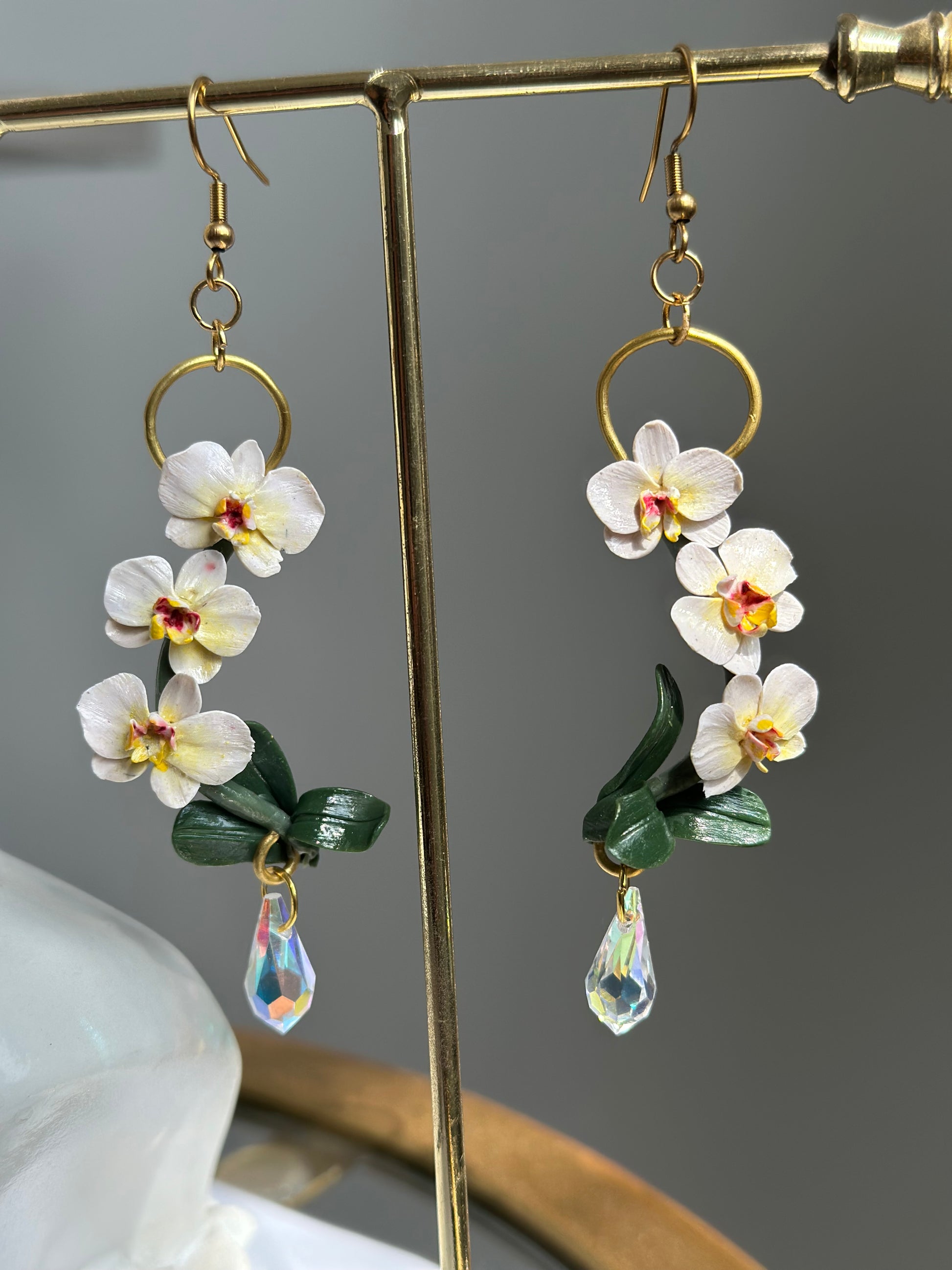 Orecchini artigianali con orchidee bianche in argilla polimerica e cristallo – handmade polymer clay orchid earrings with crystal drop, floral romantic jewelry.