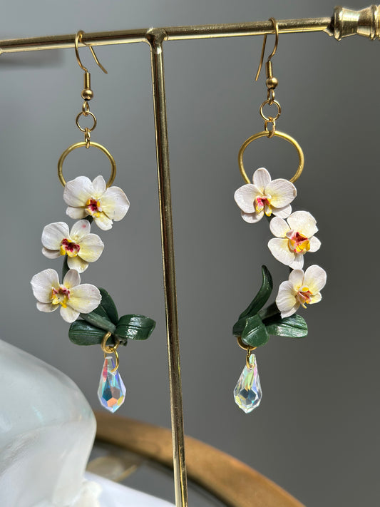 Orecchini artigianali con orchidee bianche in argilla polimerica e cristallo – handmade polymer clay orchid earrings with crystal drop, floral romantic jewelry.