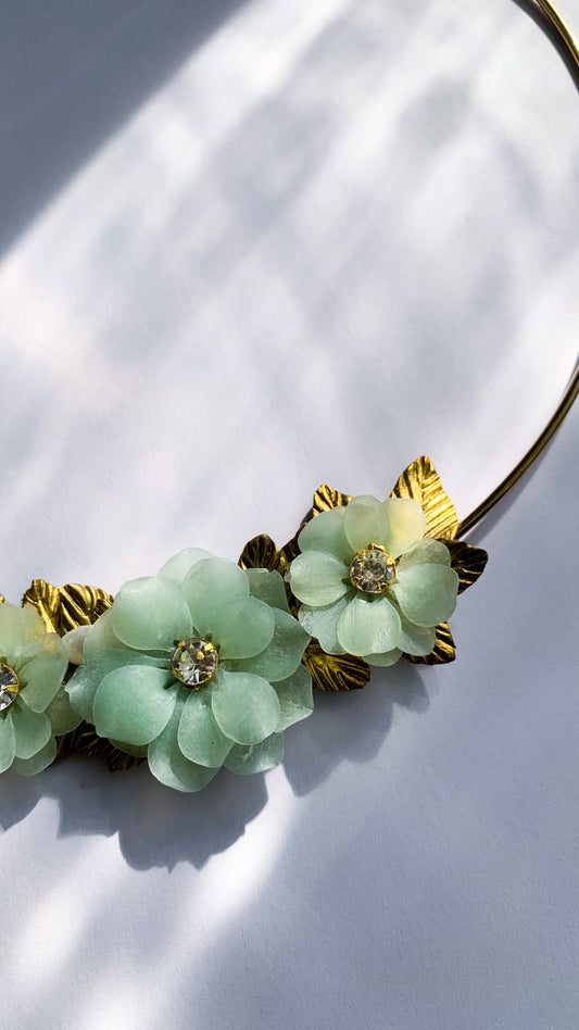 Elegant gold leaves and flowers choker