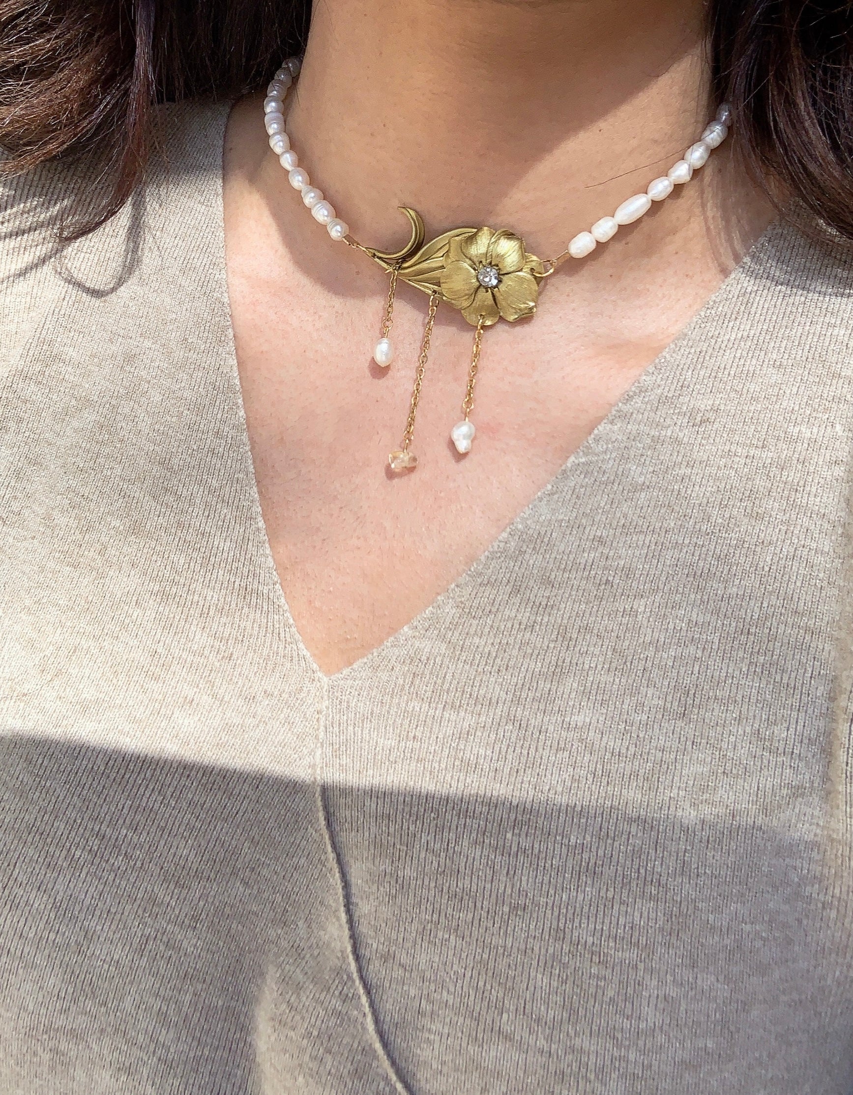 Handmade necklace with gold flower and freshwater pearls – elegant artisan jewelry made in Italy