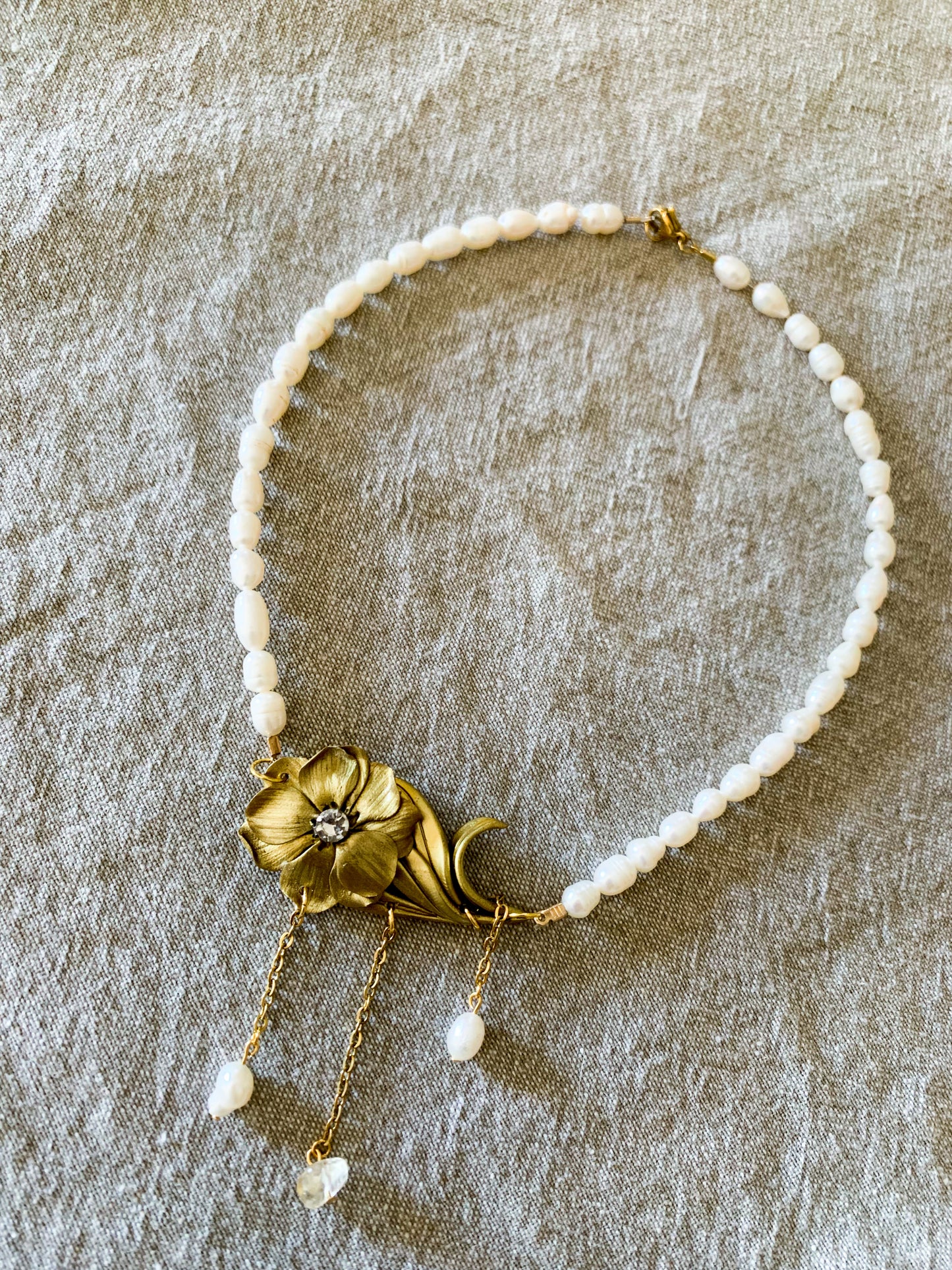 Collana raffinata con fiore vintage, catene sottili e perle naturali – design femminile e delicato