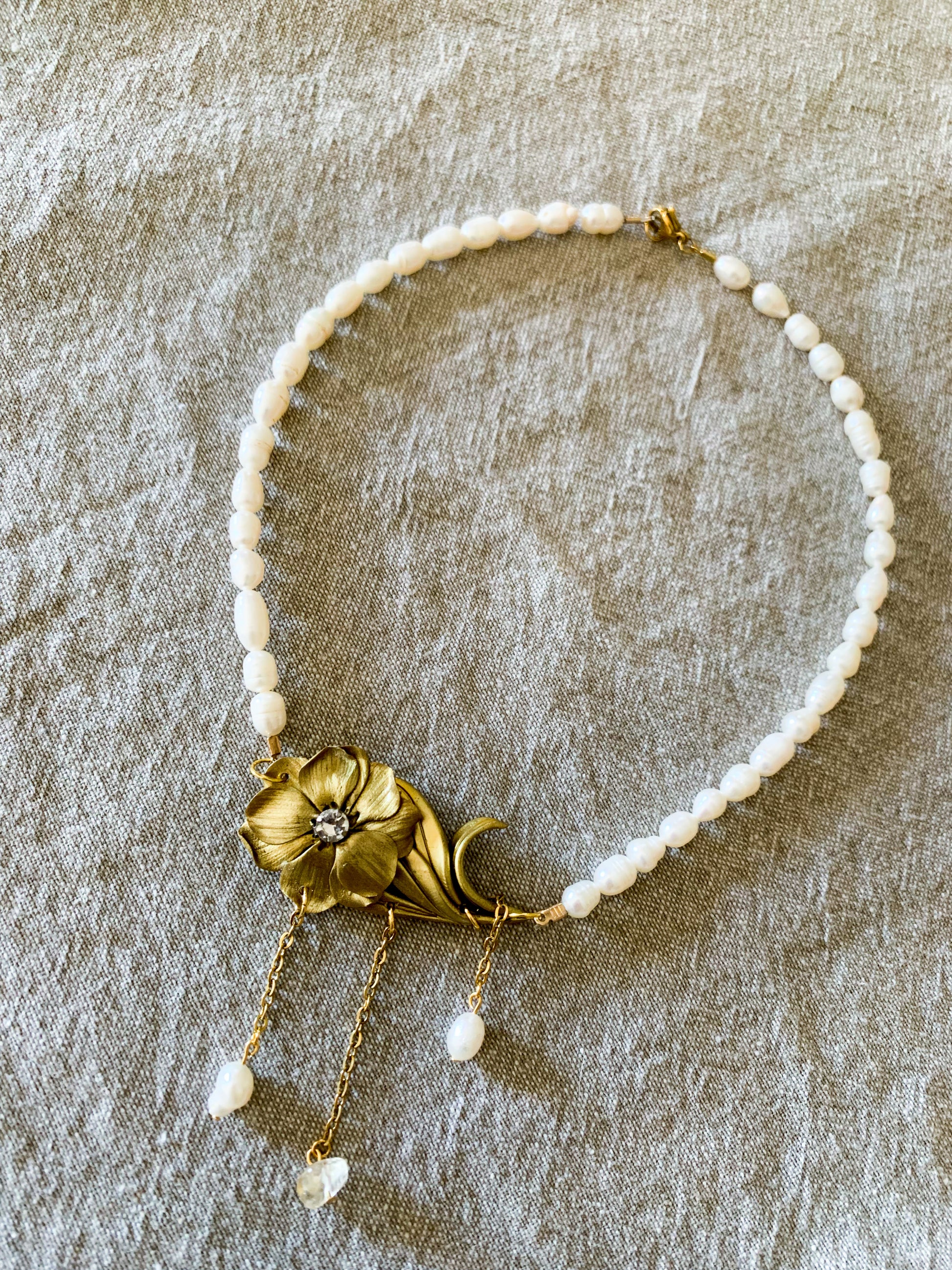 Collana raffinata con fiore vintage, catene sottili e perle naturali – design femminile e delicato