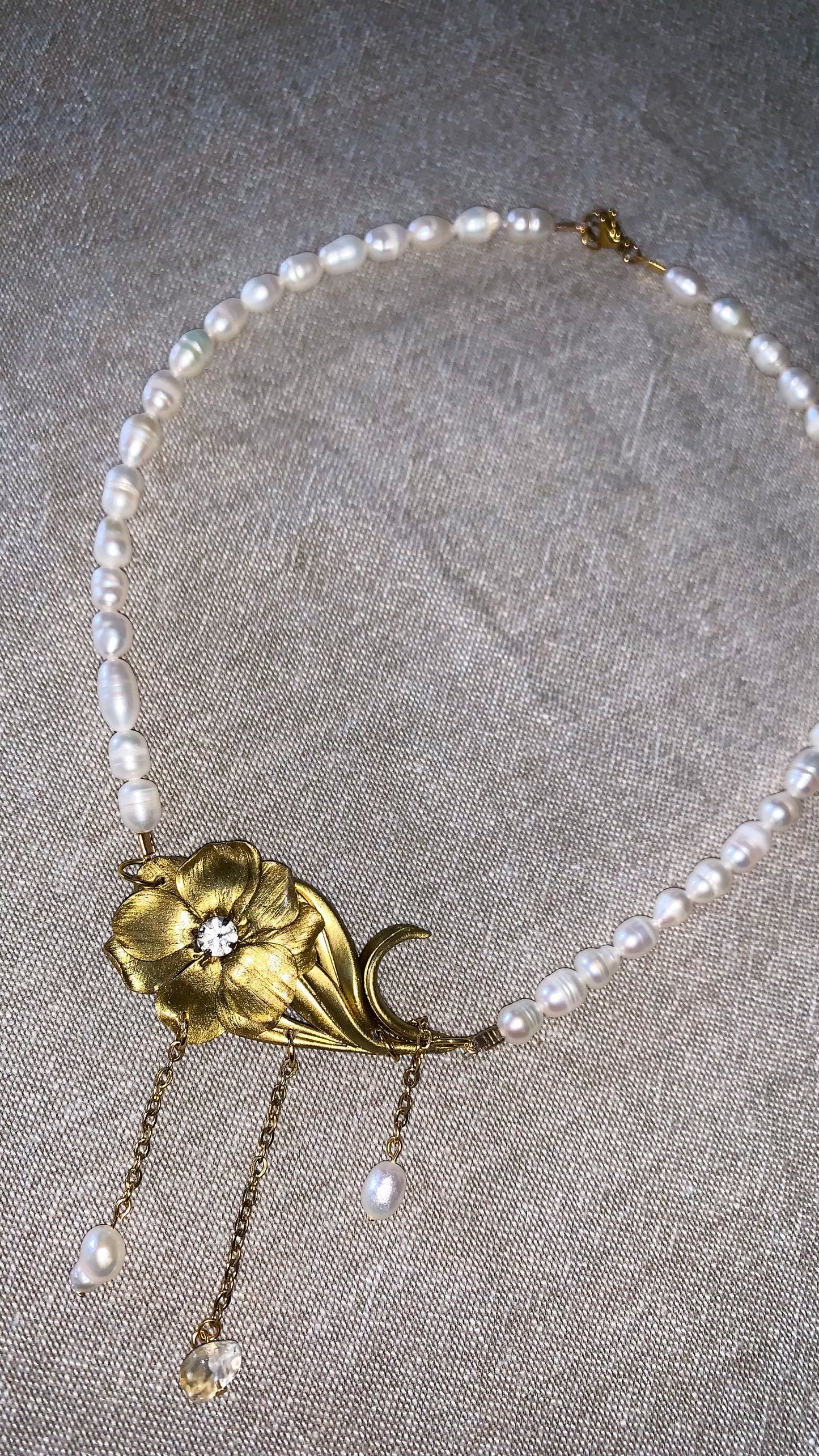 Collana artigianale elegante con fiore dorato e perle d’acqua dolce – gioiello fatto a mano unico