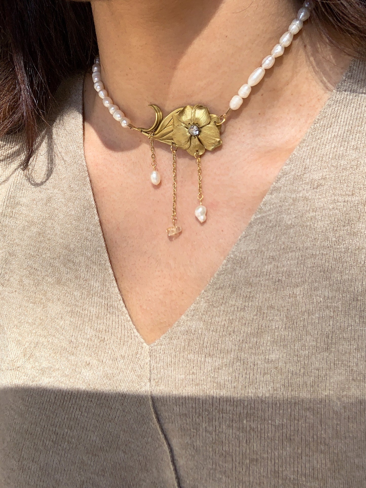 Romantic gold floral pendant necklace – lightweight design with chains and pearls